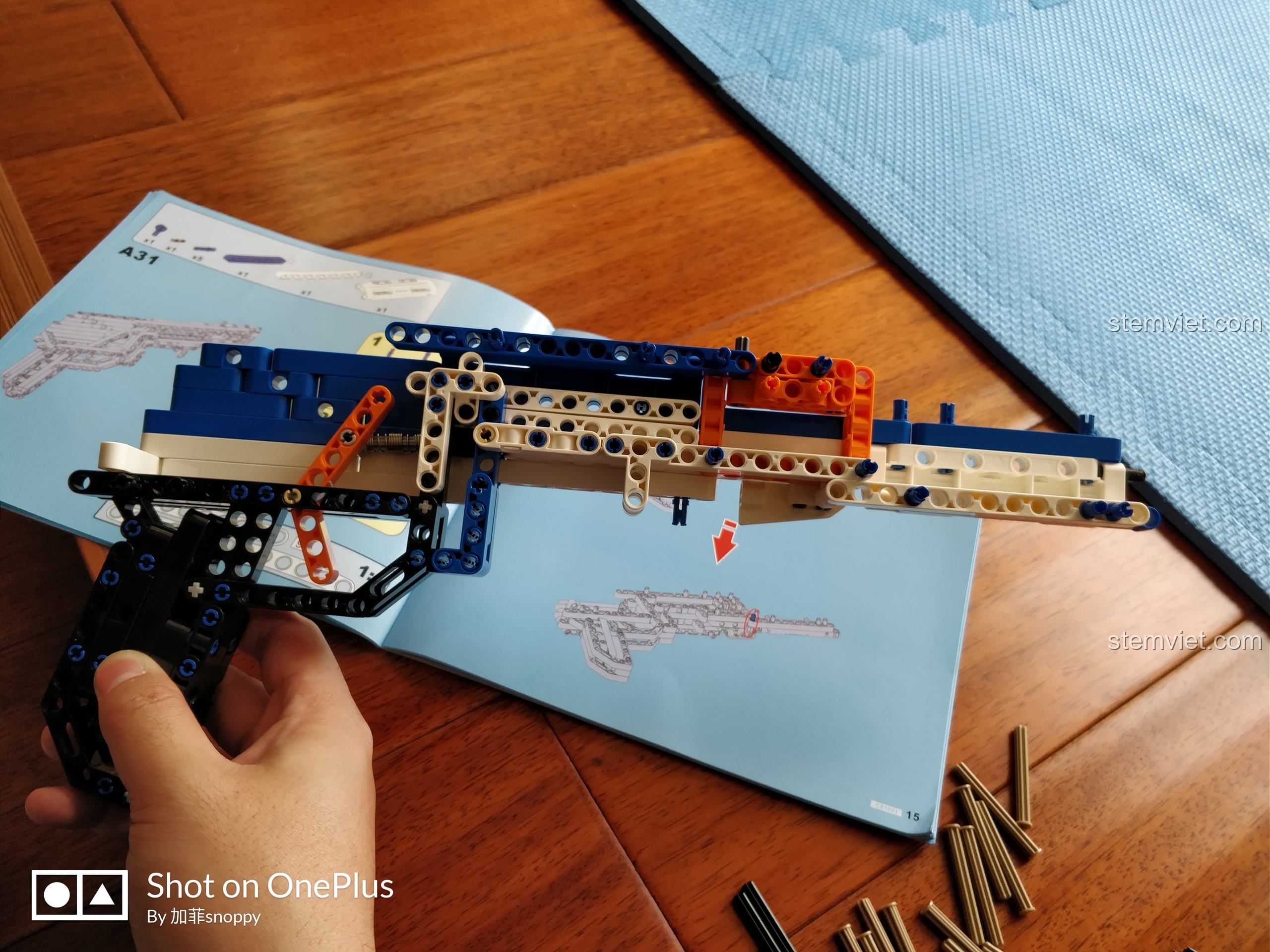 Cận cảnh phần thân súng của mô hình AK-47 CaDA C81001 trong quá trình lắp ráp, các chi tiết khớp nối hoàn hảo.