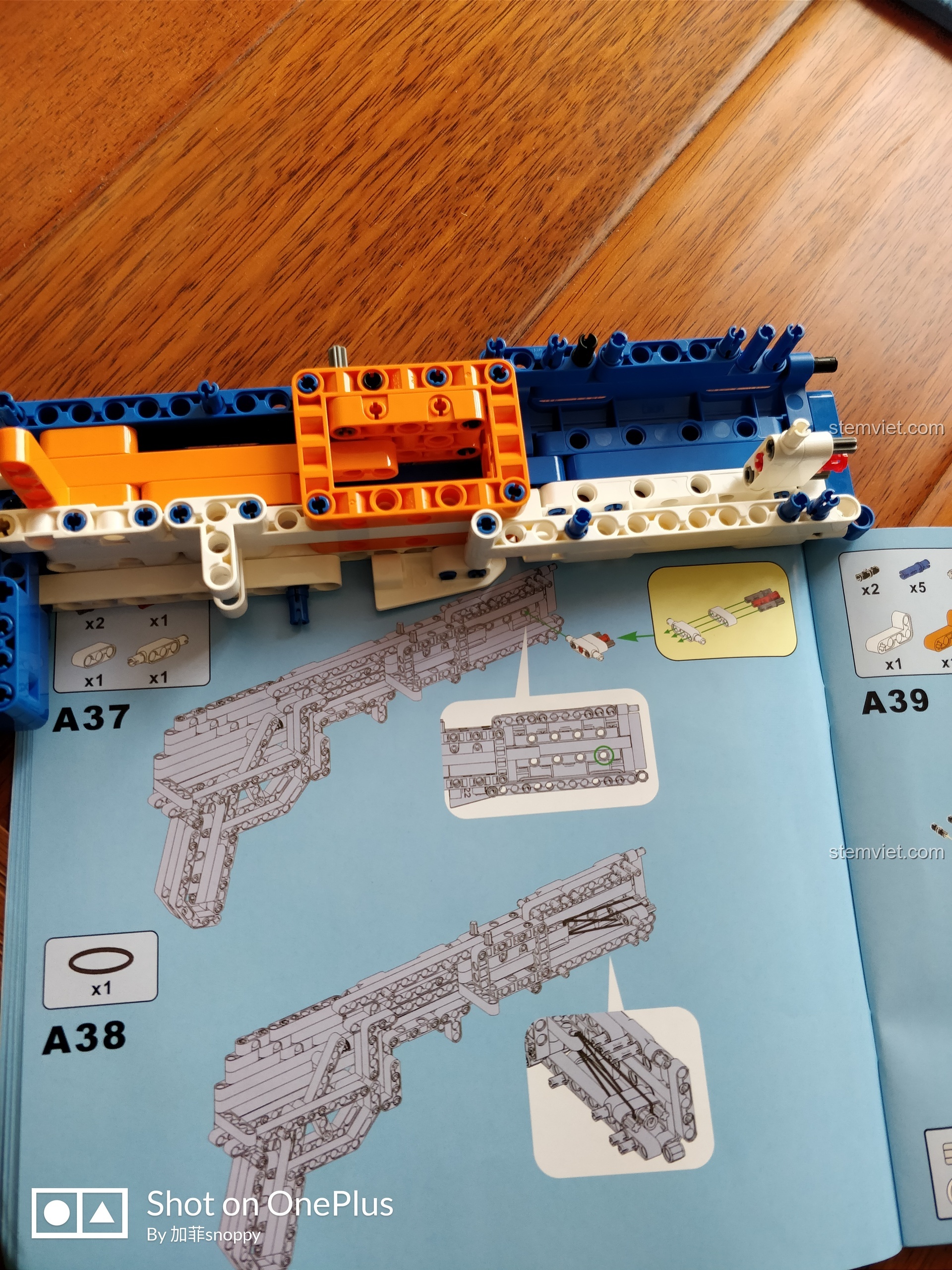 Thanh thông nòng dưới nòng súng của mô hình AK-47 CaDA C81001 được tái hiện chi tiết, tăng tính chân thực.