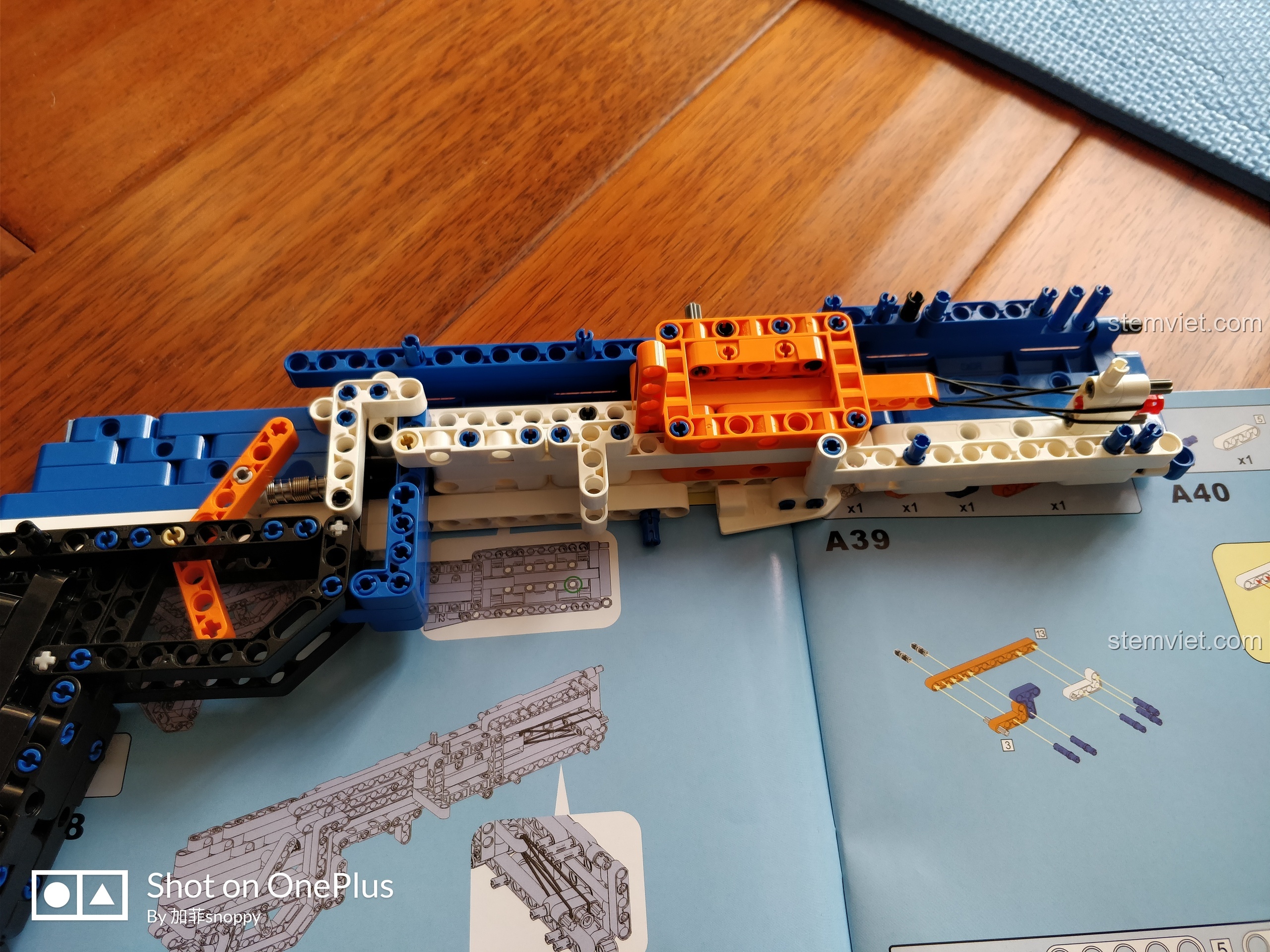 Phần thân súng của mô hình AK-47 CaDA C81001 đã hoàn thiện, cho thấy hình dáng mạnh mẽ của khẩu súng.