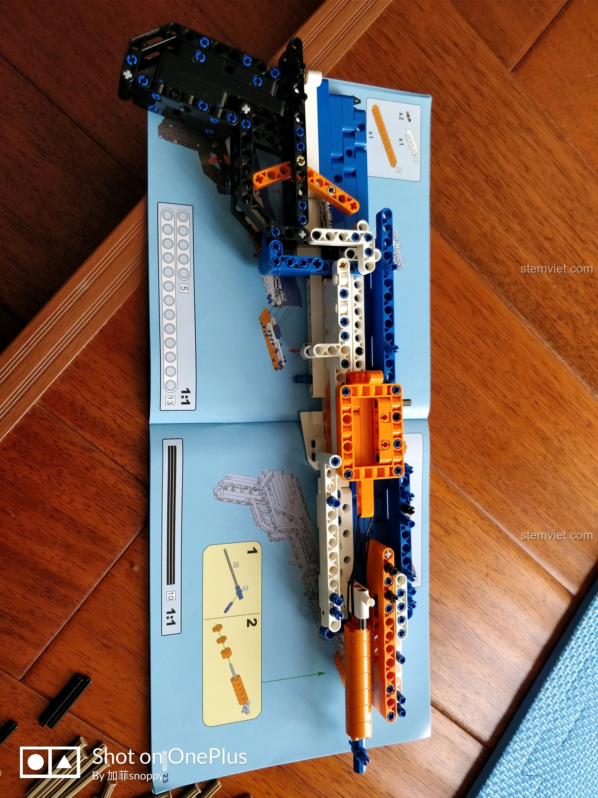 Cơ chế cò súng của mô hình AK-47 CaDA C81001 liên kết với các bộ phận khác, tạo nên sự chuyển động mượt mà.