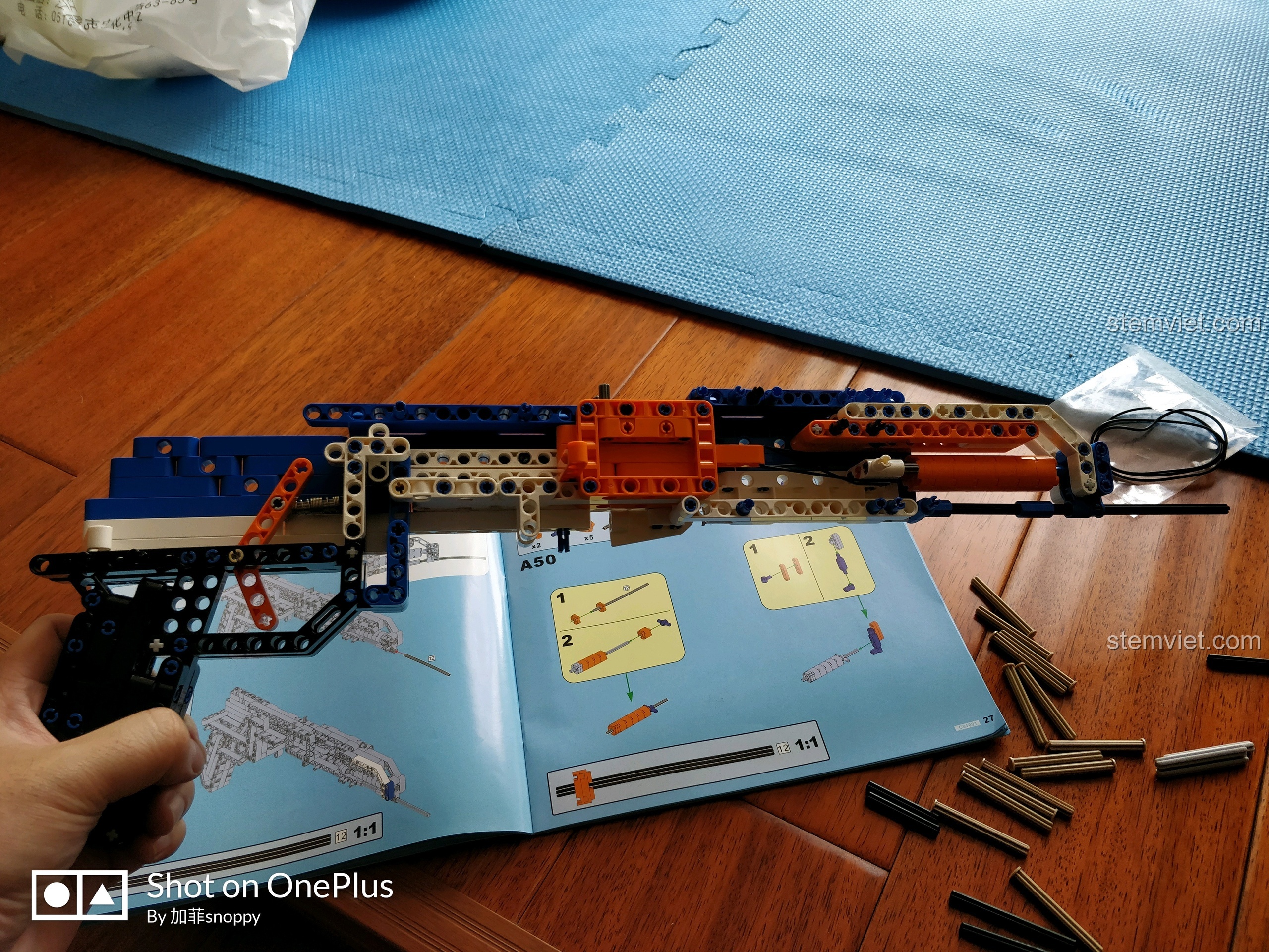 Cận cảnh cơ chế cò súng và các chi tiết liên kết của mô hình AK-47 CaDA C81001, thể hiện sự phức tạp và thú vị trong thiết kế.