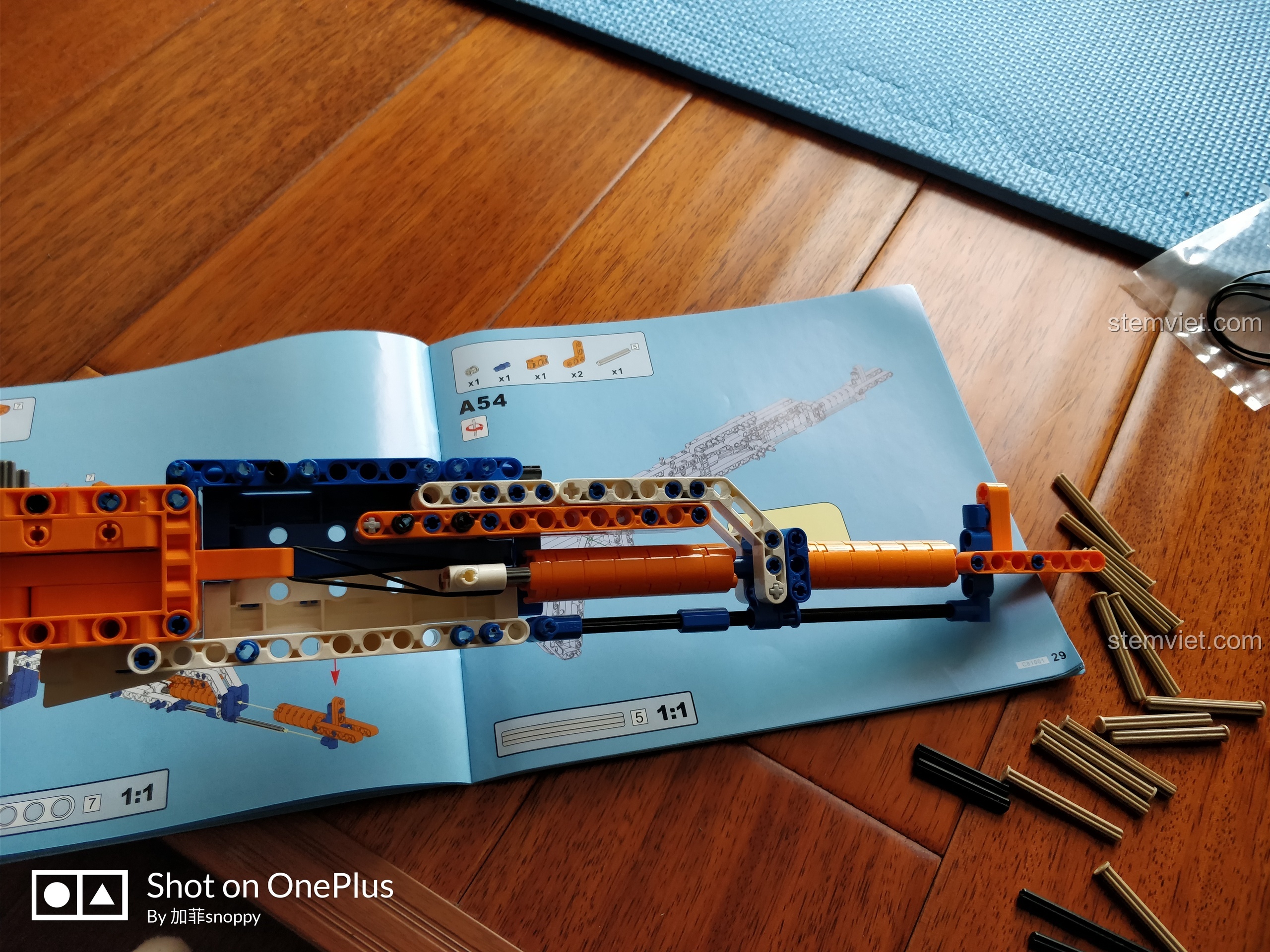 Các bánh răng của mô hình AK-47 CaDA C81001 đã được lắp vào đúng vị trí, sẵn sàng cho bước tiếp theo.