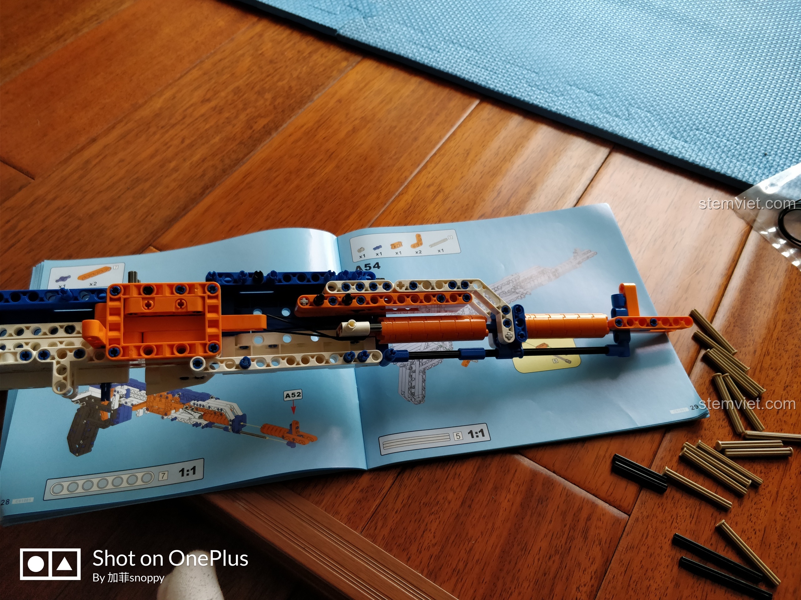 Thân súng của mô hình AK-47 CaDA C81001 đã hoàn thiện với các chi tiết che phủ, tạo vẻ ngoài chắc chắn.