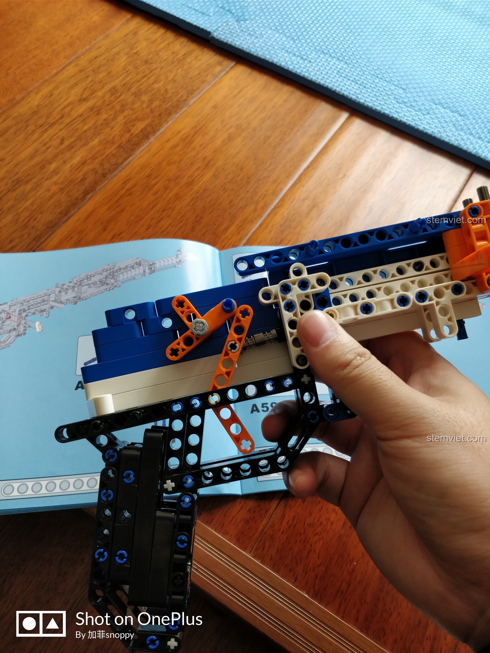 Hướng dẫn xoay bánh răng để căng dây chun, chuẩn bị cho cơ chế bắn của mô hình AK-47 CaDA C81001.