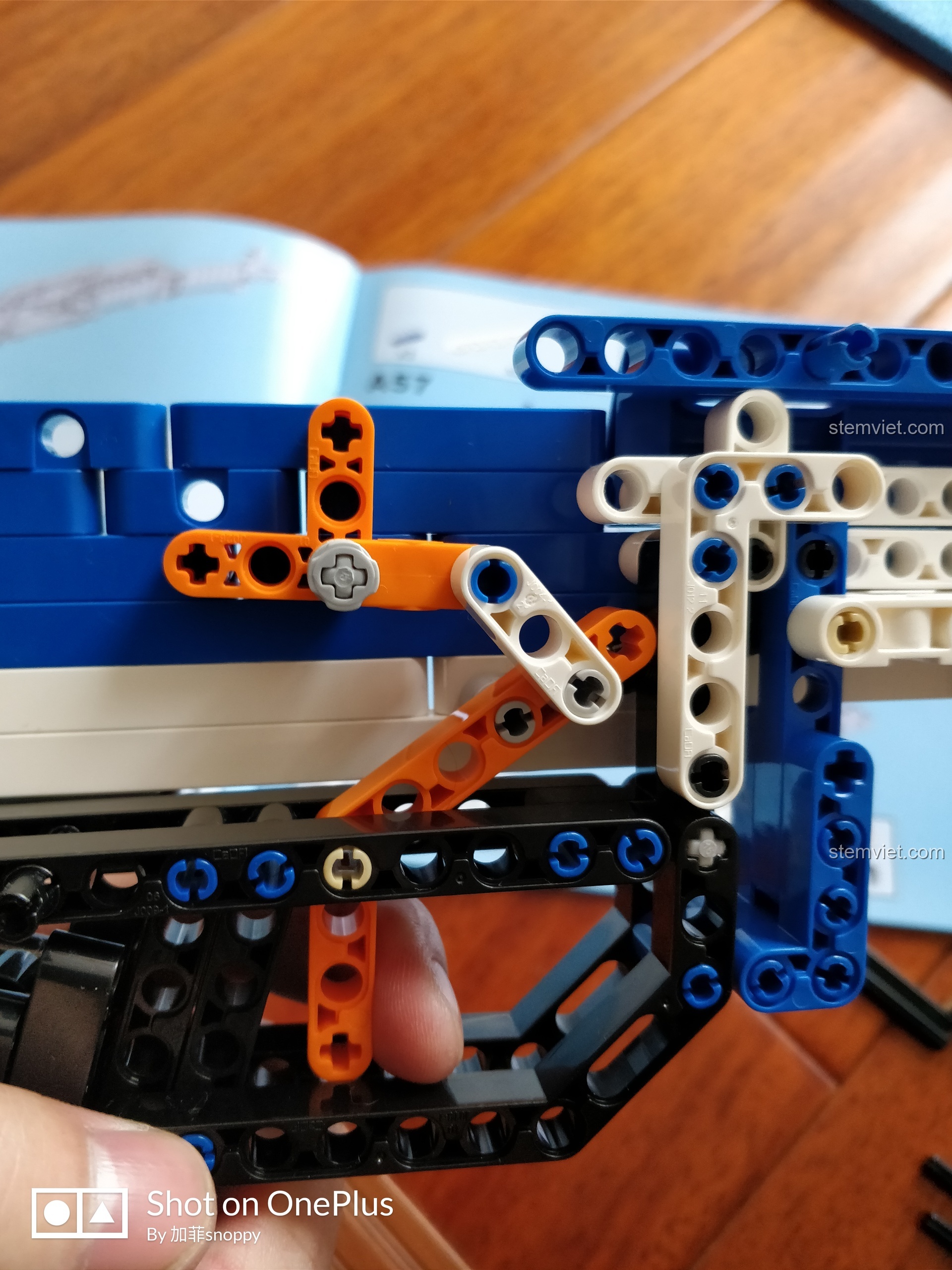 Cơ chế bắn của mô hình AK-47 CaDA C81001 đã sẵn sàng, chỉ chờ lắp ráp hoàn chỉnh.