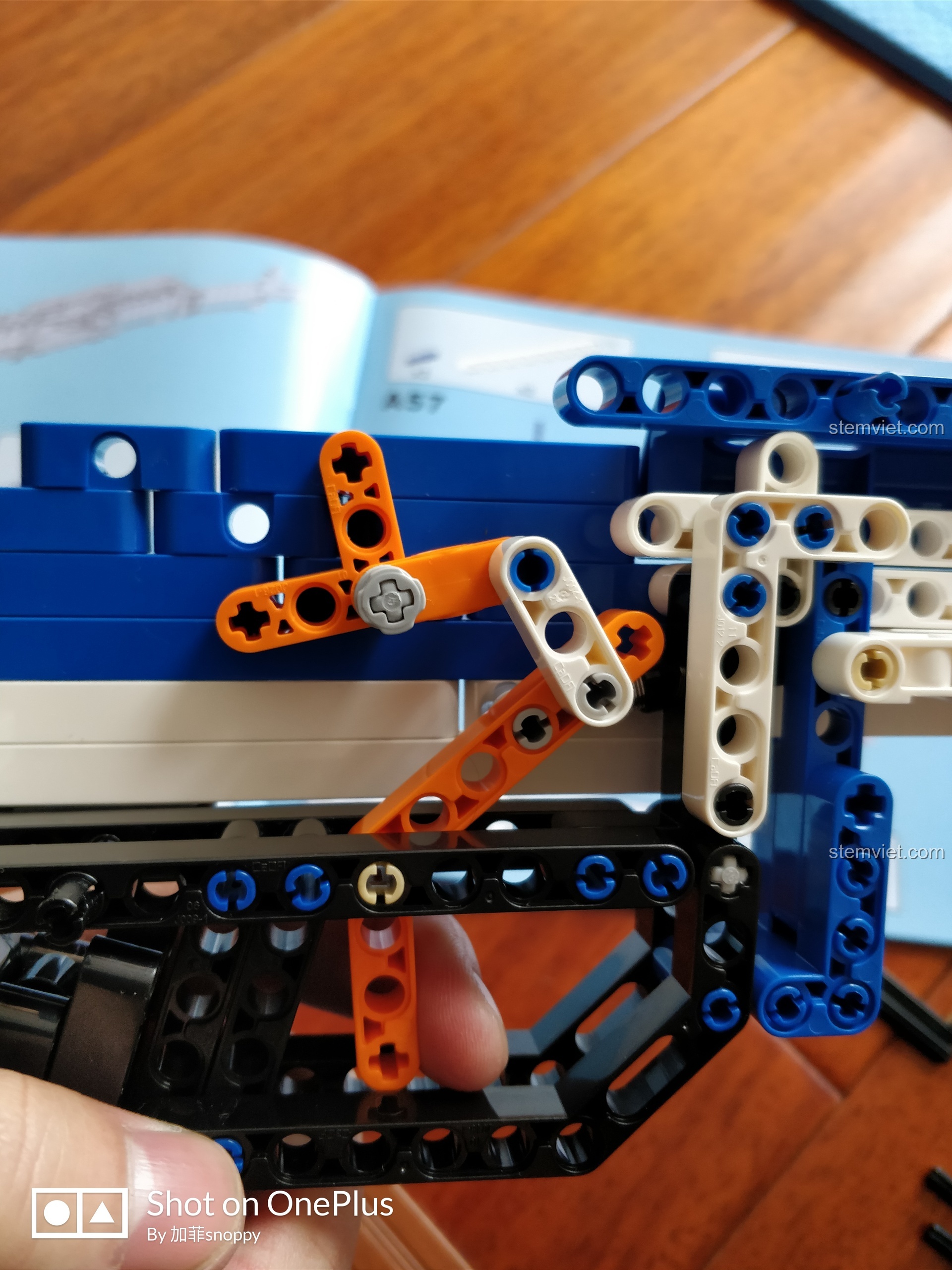 Bắt đầu lắp ráp báng súng của mô hình AK-47 CaDA C81001, một phần quan trọng tạo nên hình dáng đặc trưng.