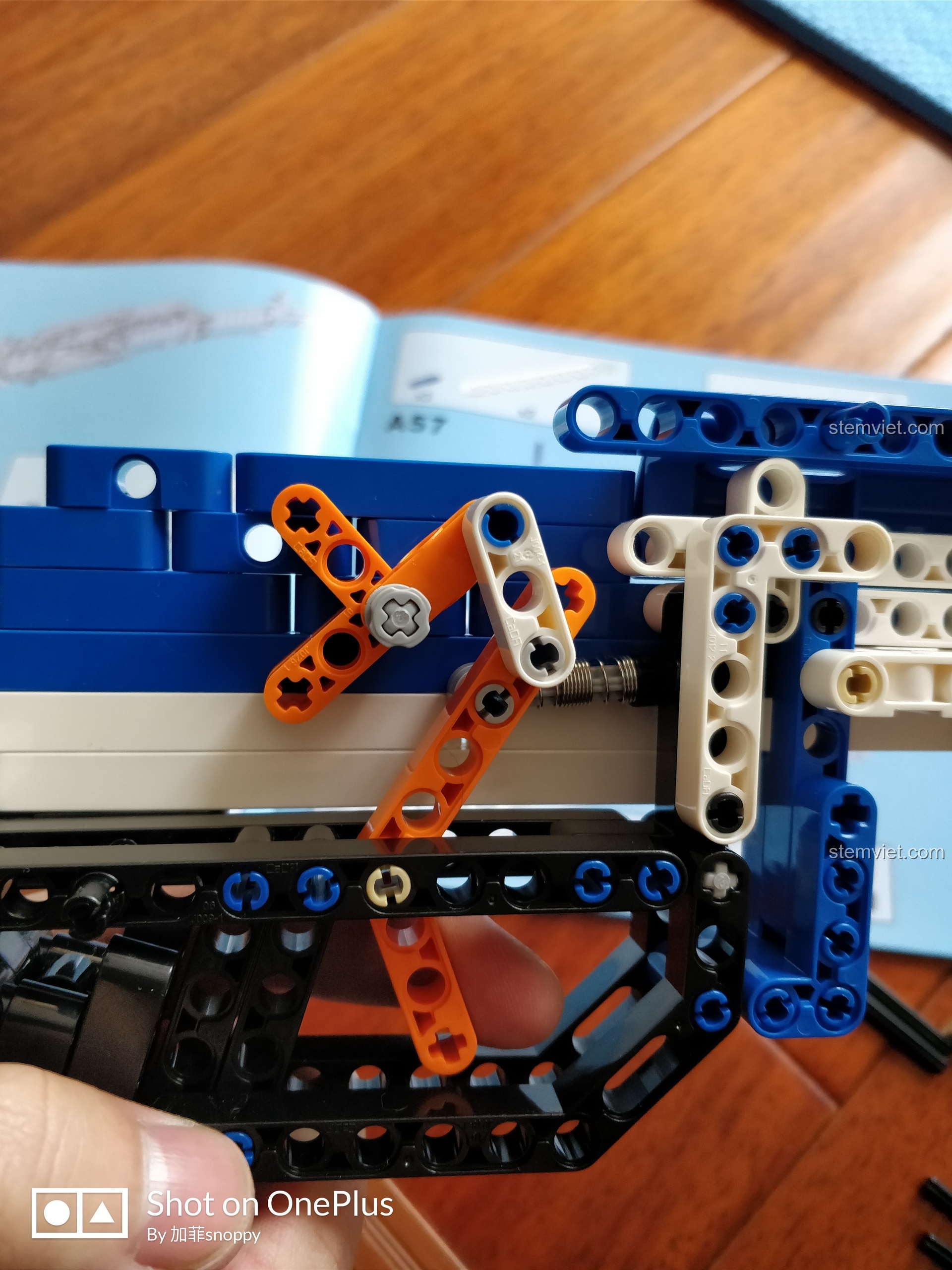 Gắn báng súng vào thân của mô hình AK-47 CaDA C81001, khẩu súng đã gần như hoàn chỉnh.