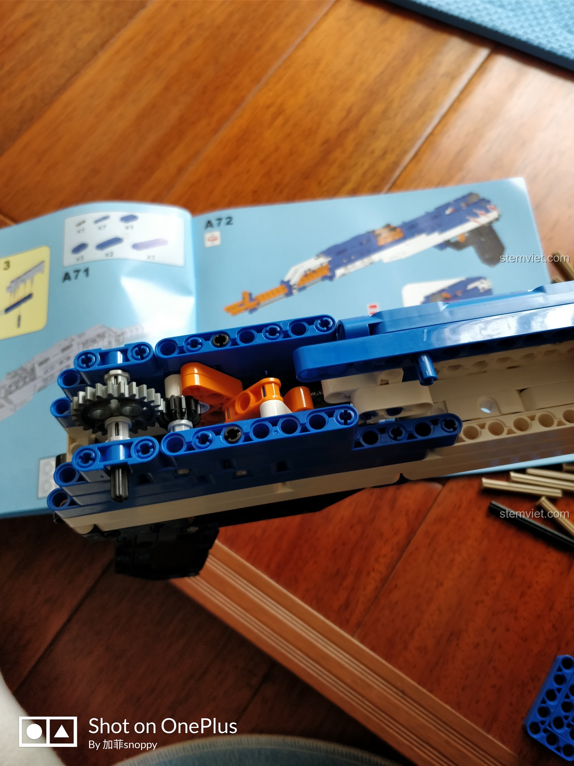 Hướng dẫn lắp ráp băng đạn giả của mô hình AK-47 CaDA C81001, dù là giả nhưng vẫn rất chi tiết.