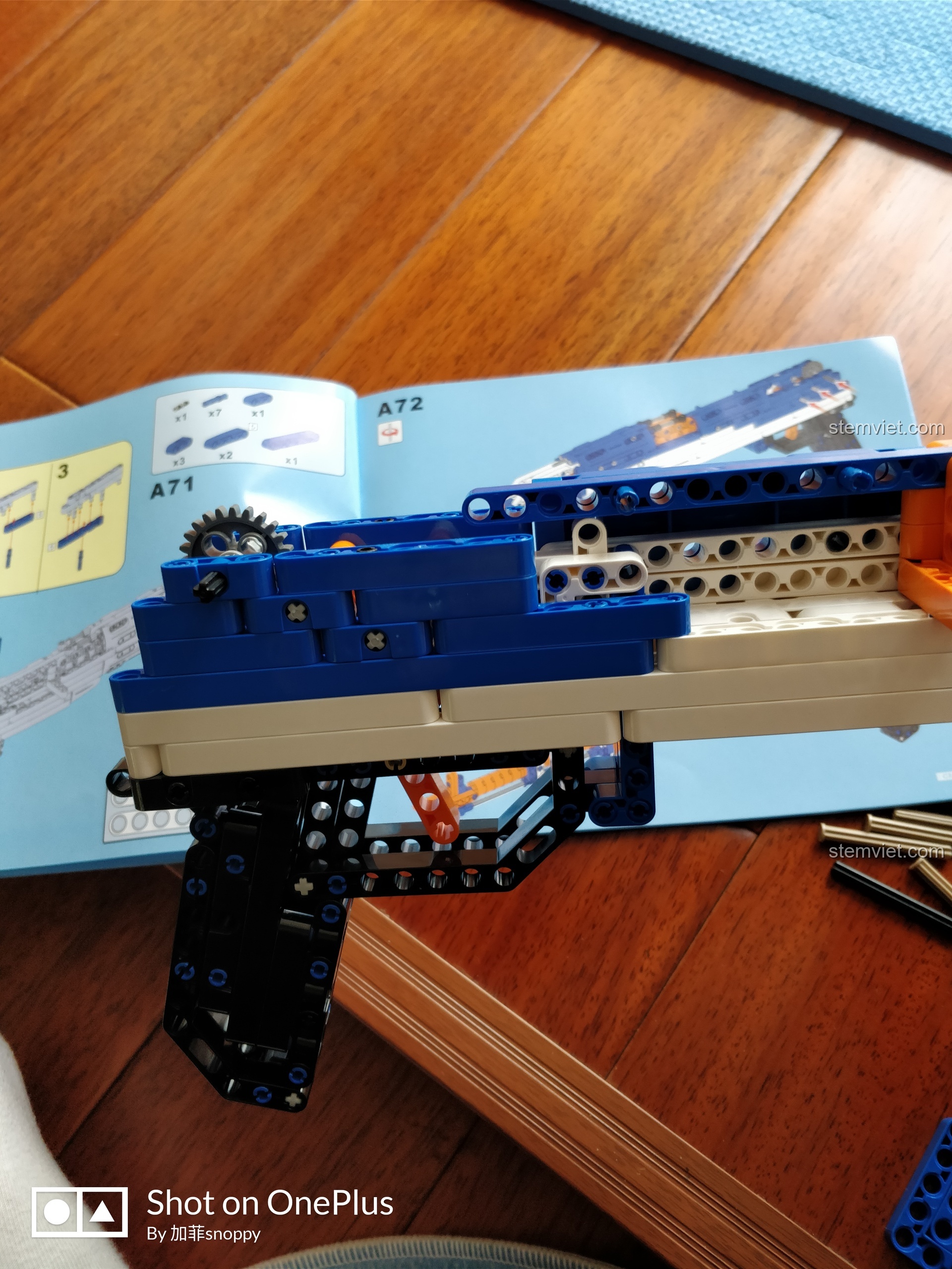 Băng đạn giả của mô hình AK-47 CaDA C81001 đã hoàn thiện, nhìn rất giống thật.