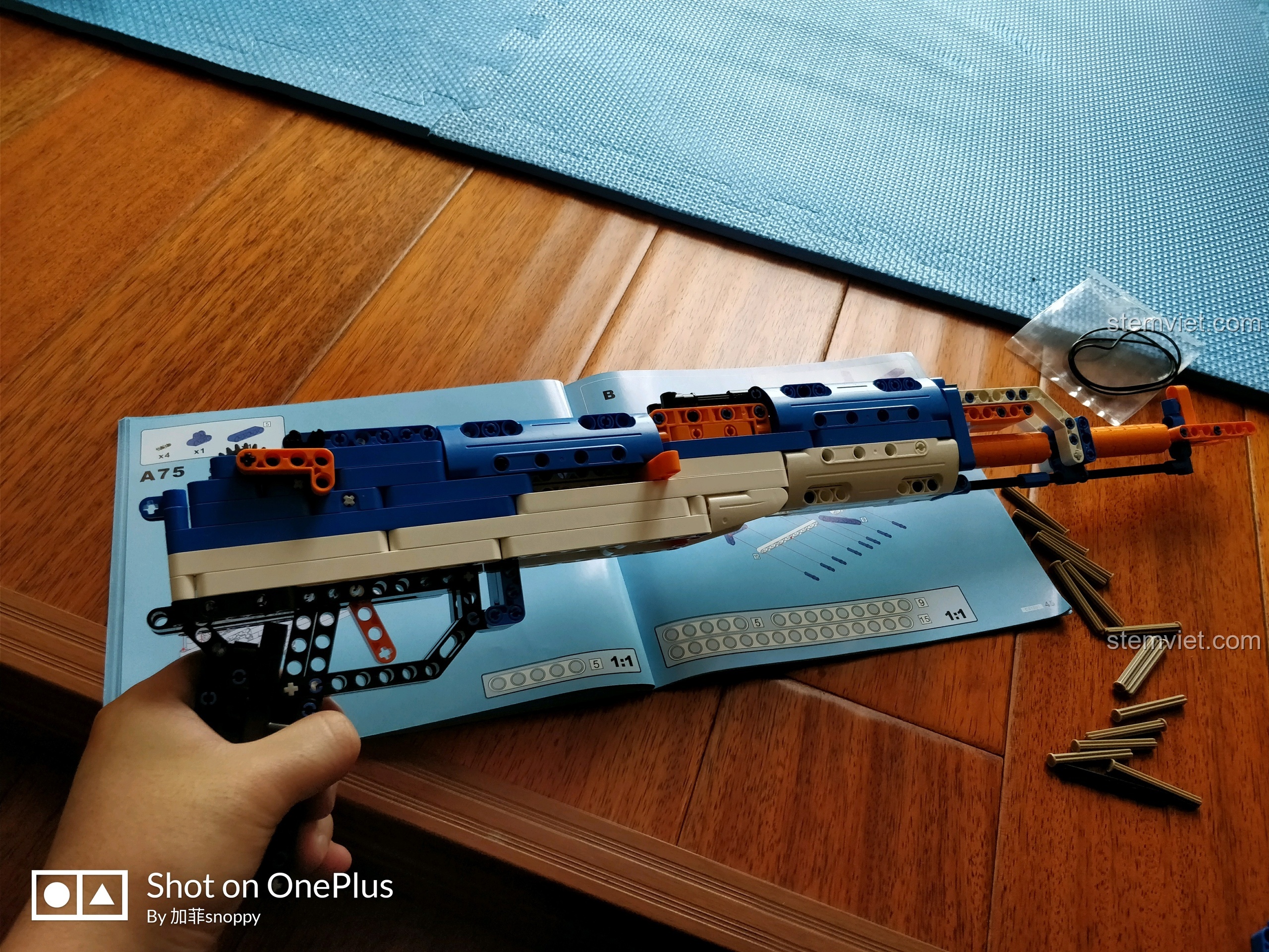 Gắn băng đạn vào mô hình AK-47 CaDA C81001, khẩu súng đã hoàn chỉnh và sẵn sàng cho các cuộc chơi.