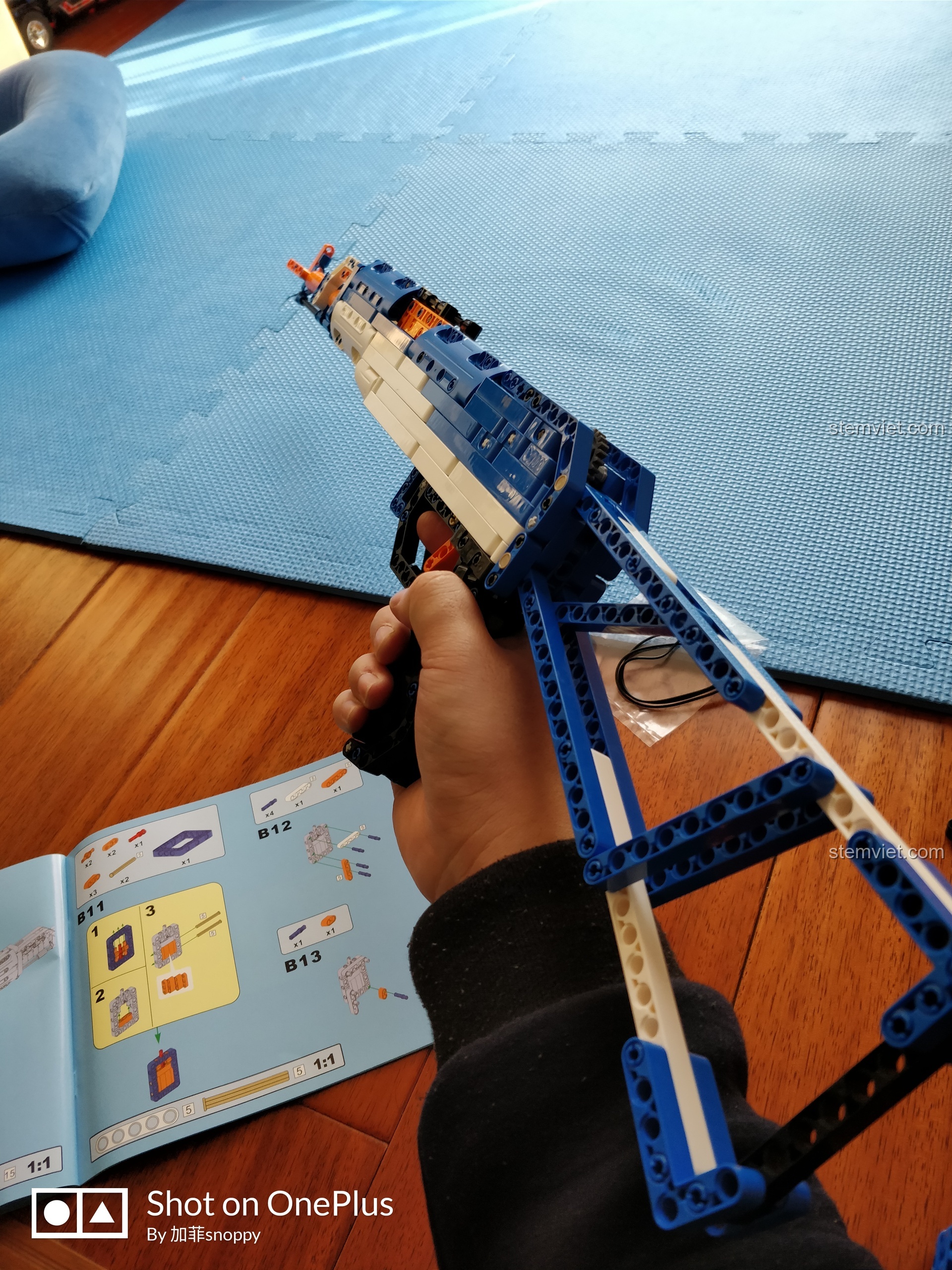 Mô hình súng trường tấn công AK-47 CaDA C81001 đặt trên chân đỡ, tạo dáng trưng bày chuyên nghiệp.