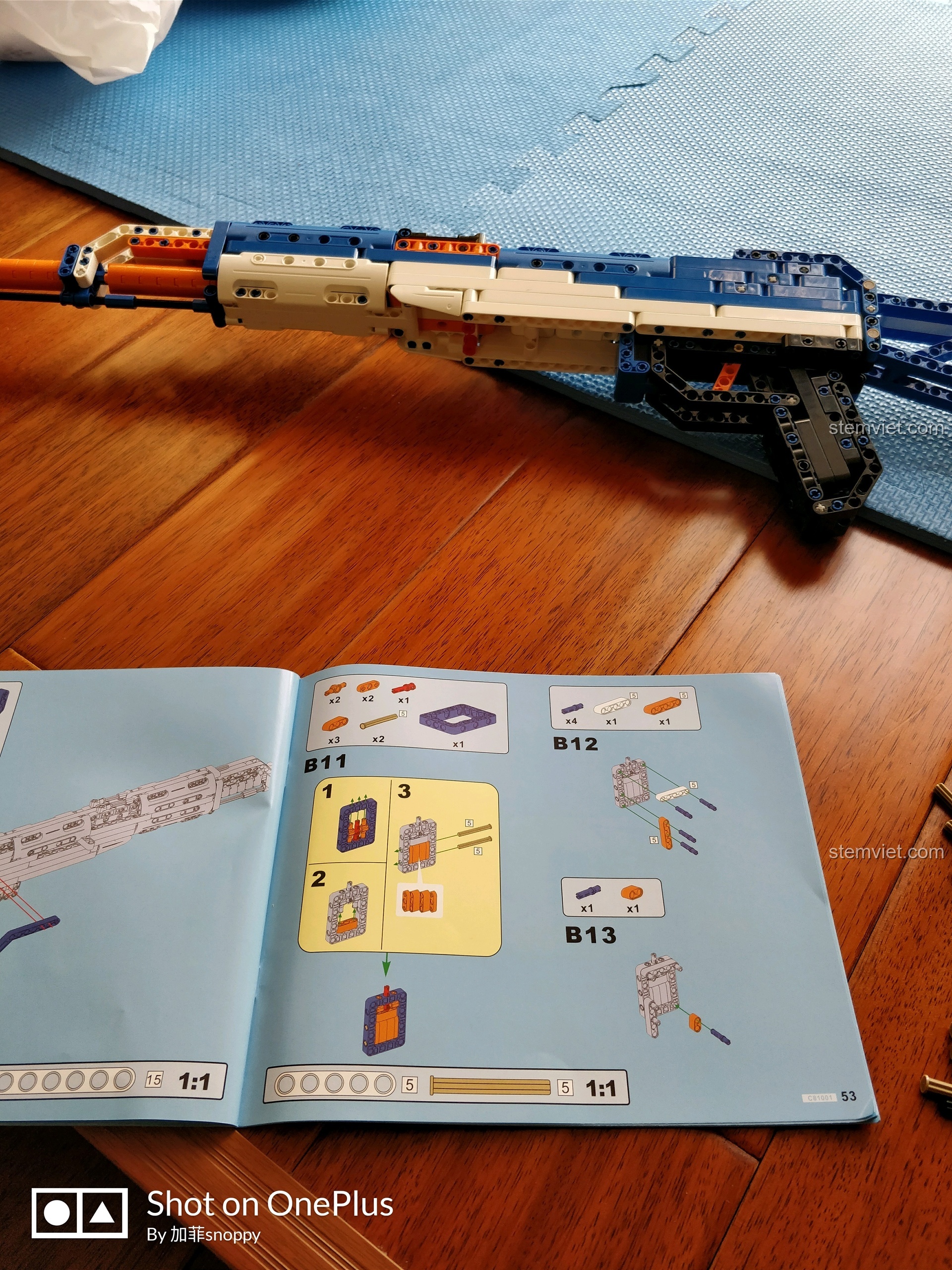 Mô hình súng trường tấn công AK-47 CaDA C81001 đã hoàn thiện, đặt trên chân đỡ, sẵn sàng trưng bày.