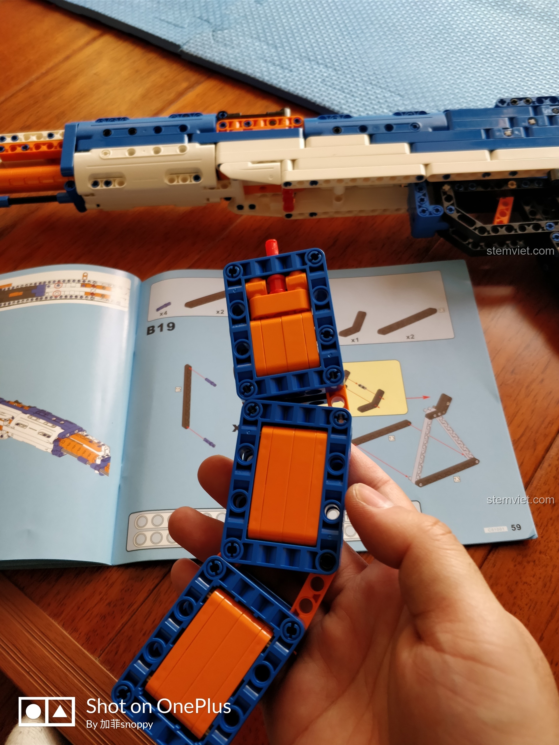 Các mảnh ghép thừa sau khi hoàn thành lắp ráp bộ đồ chơi súng AK-47 CaDA C81001, cho thấy độ chính xác của bộ sản phẩm.