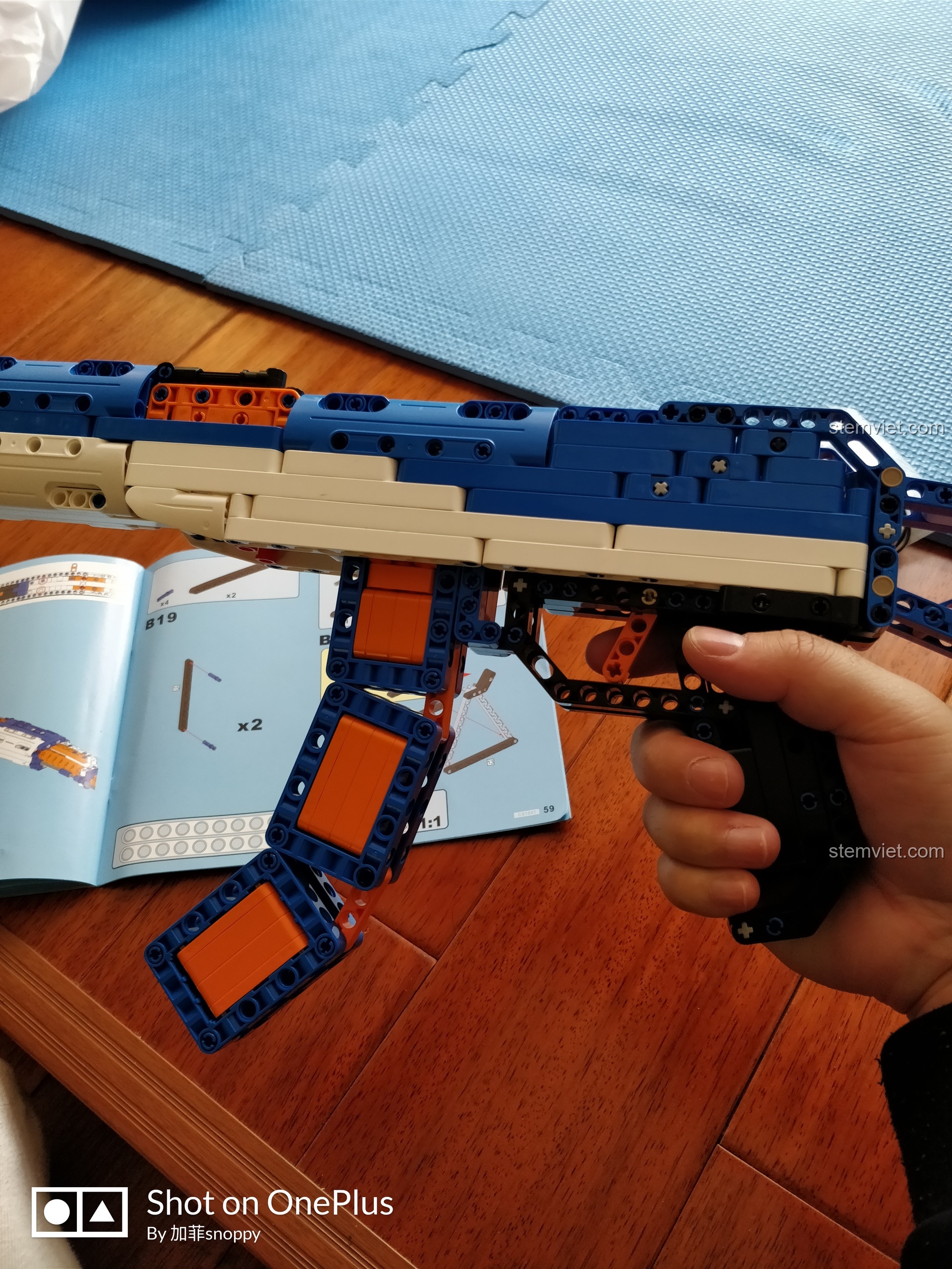 Cận cảnh các mảnh ghép thừa của bộ đồ chơi lắp ráp súng AK-47 CaDA C81001, chủ yếu là các chốt nhỏ.