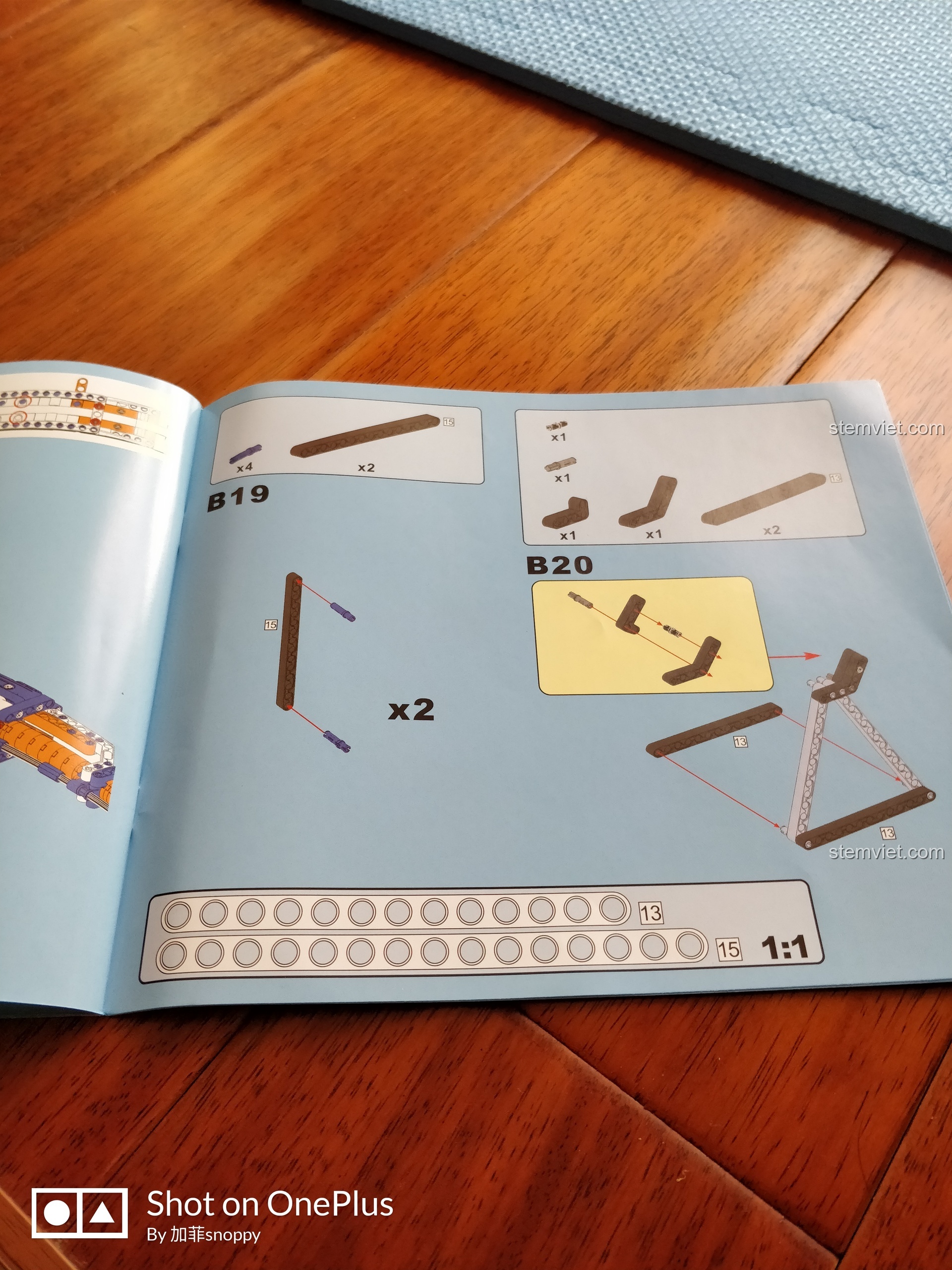 Mảnh ghép thừa và dụng cụ tháo lắp đi kèm bộ đồ chơi súng AK-47 CaDA C81001, rất tiện lợi cho người chơi.