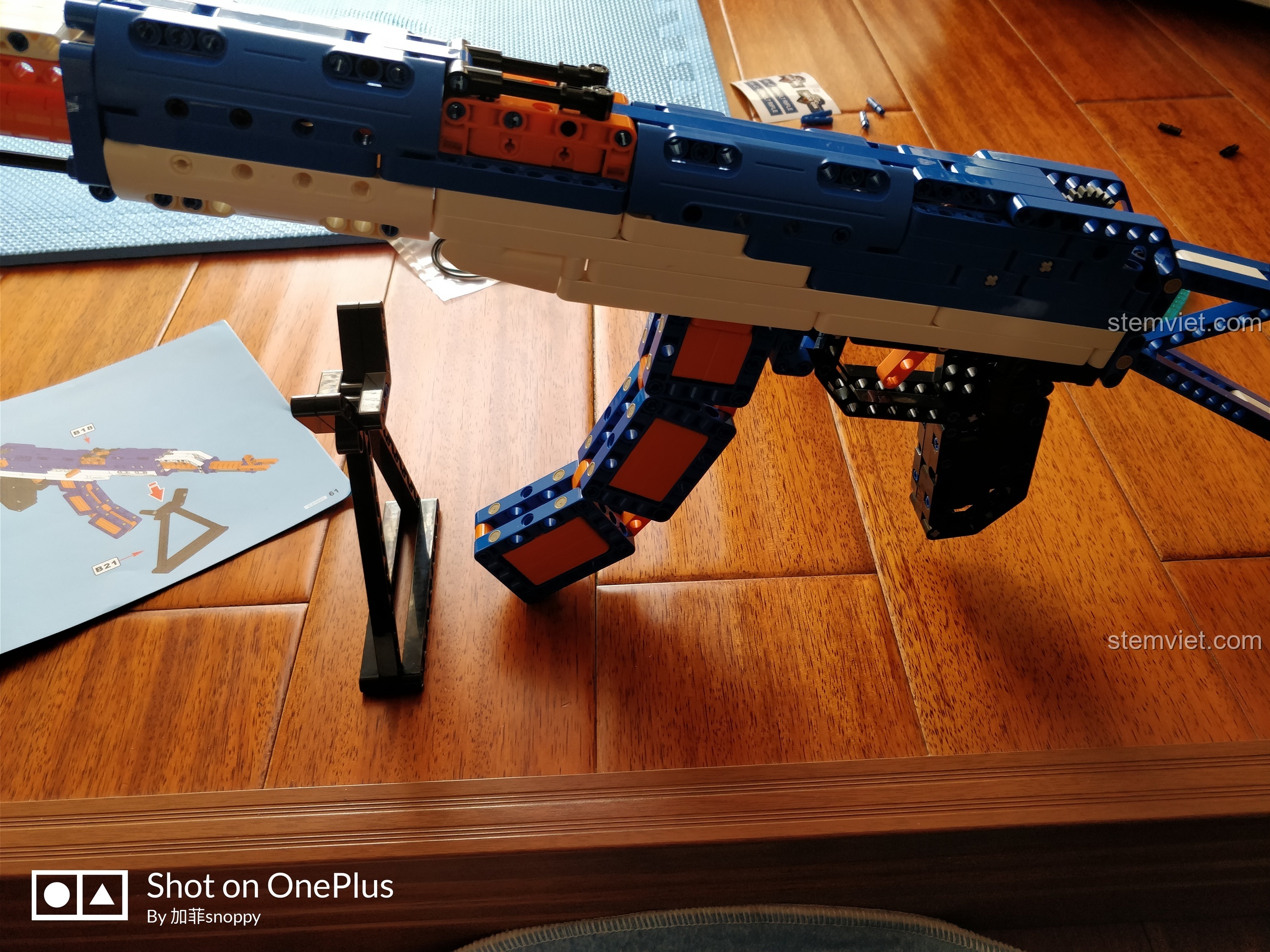 Dụng cụ tháo lắp chuyên dụng đi kèm bộ đồ chơi lắp ráp súng AK-47 CaDA C81001, giúp việc tháo rời dễ dàng hơn.