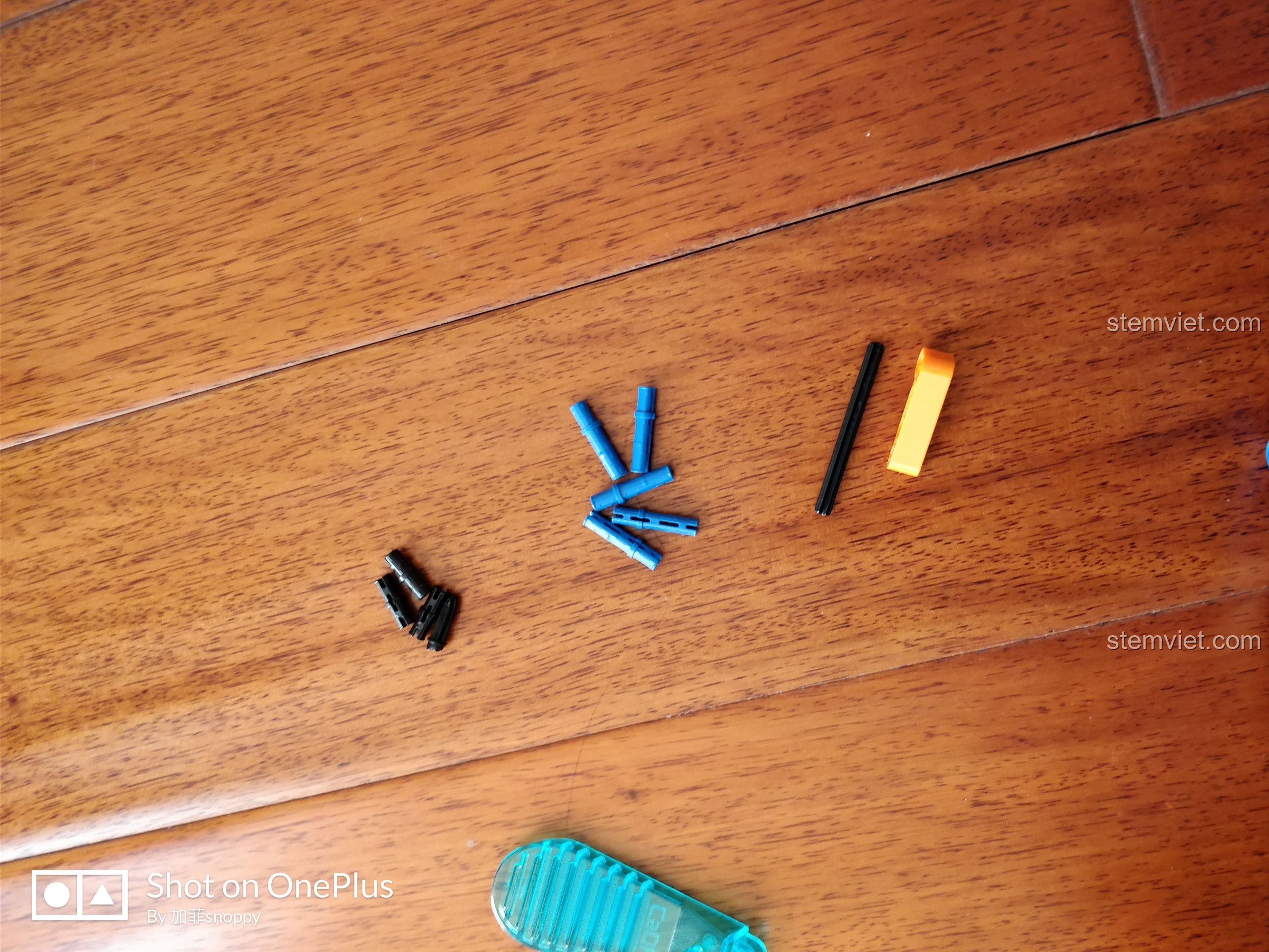 Tổng quan các mảnh ghép thừa và dụng cụ tháo lắp của bộ đồ chơi súng AK-47 CaDA C81001.