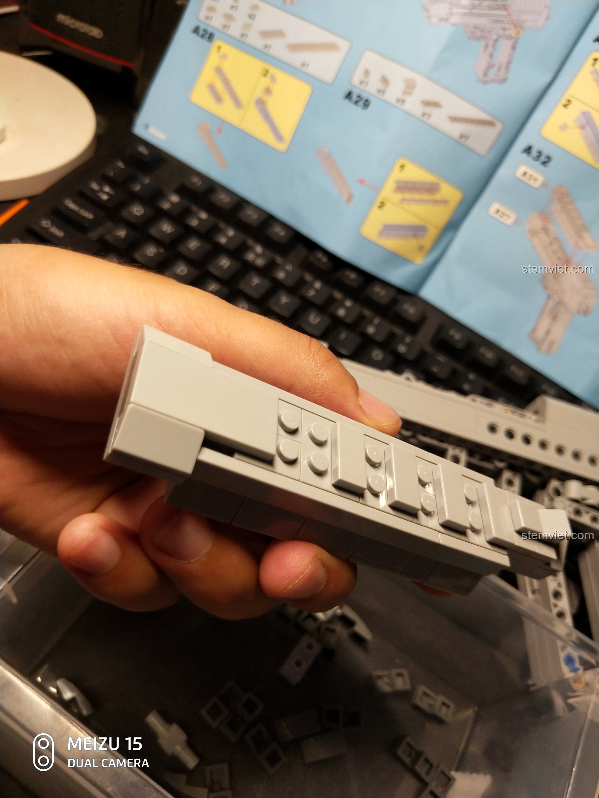 Băng đạn của súng lắp ráp CaDA C81007 với 4 viên đạn màu đỏ đã được lắp vào.