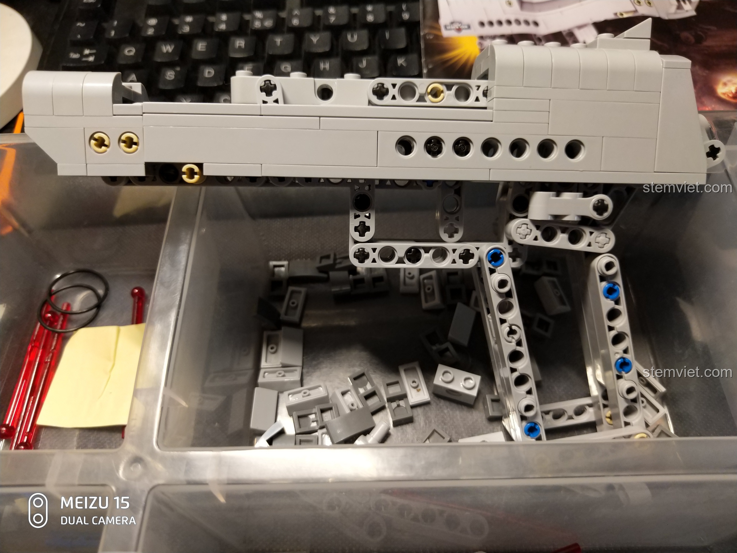 Cận cảnh băng đạn của súng lắp ráp CaDA C81007 từ một góc nhìn khác, cho thấy các chi tiết Technic.