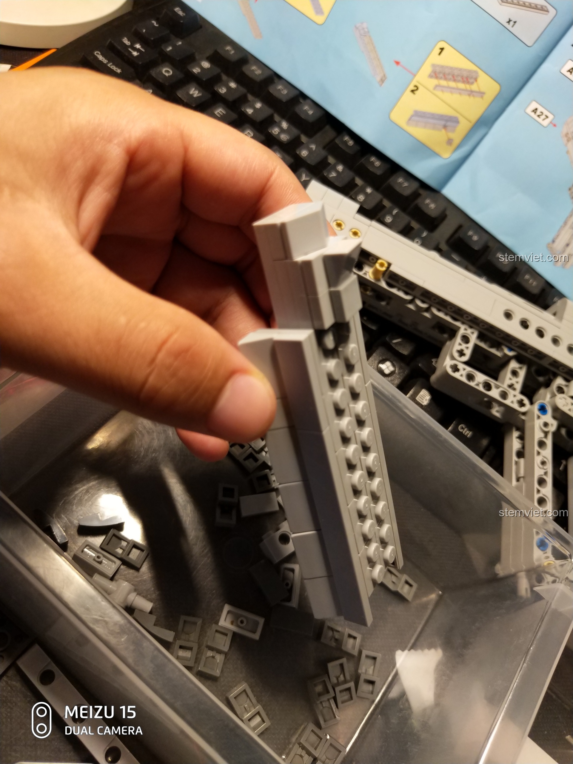 Băng đạn của súng lắp ráp CaDA C81007 được cầm trên tay, cho thấy thiết kế tổng thể.