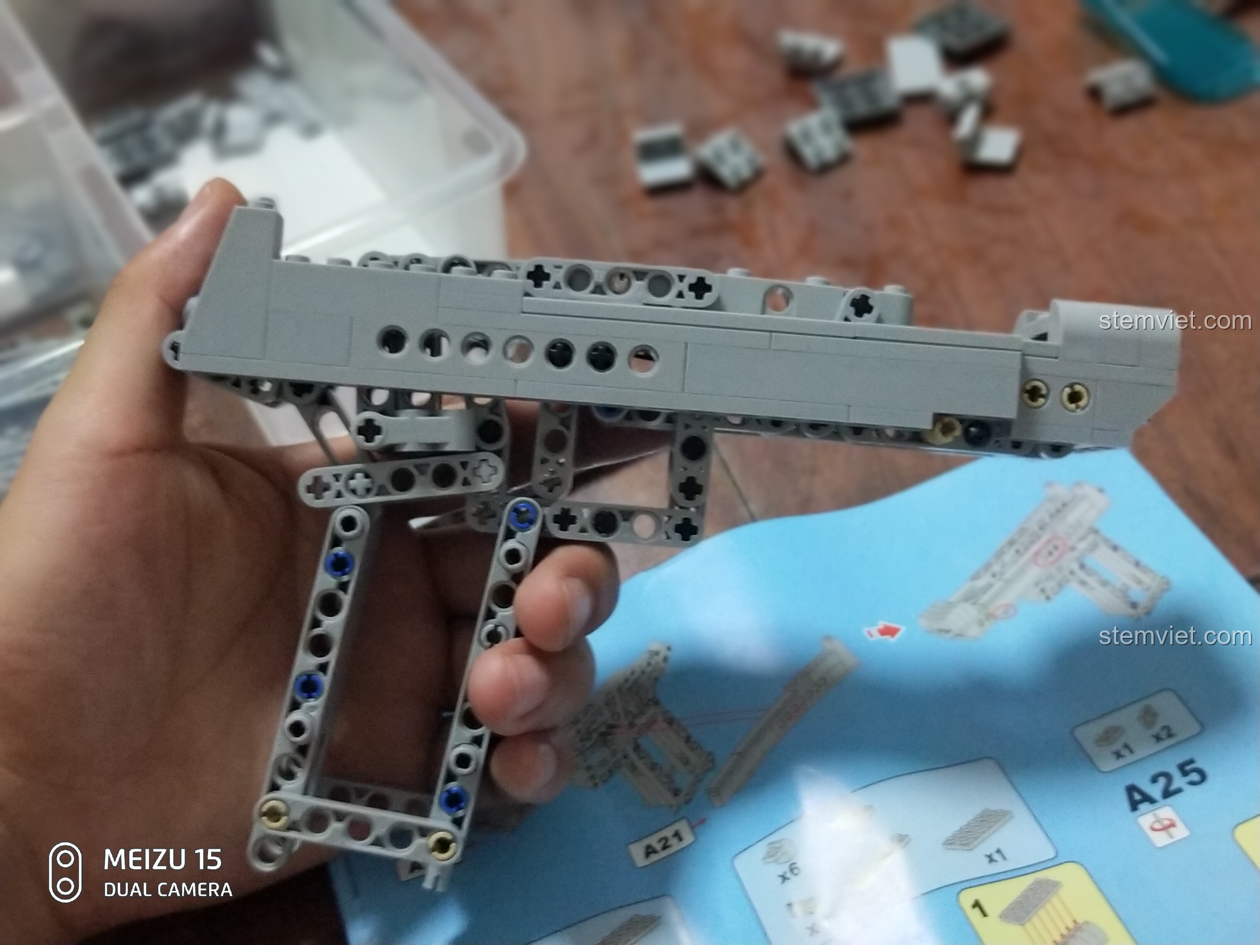 Cận cảnh phần đáy của băng đạn súng lắp ráp CaDA C81007, cho thấy các chi tiết được kết nối.