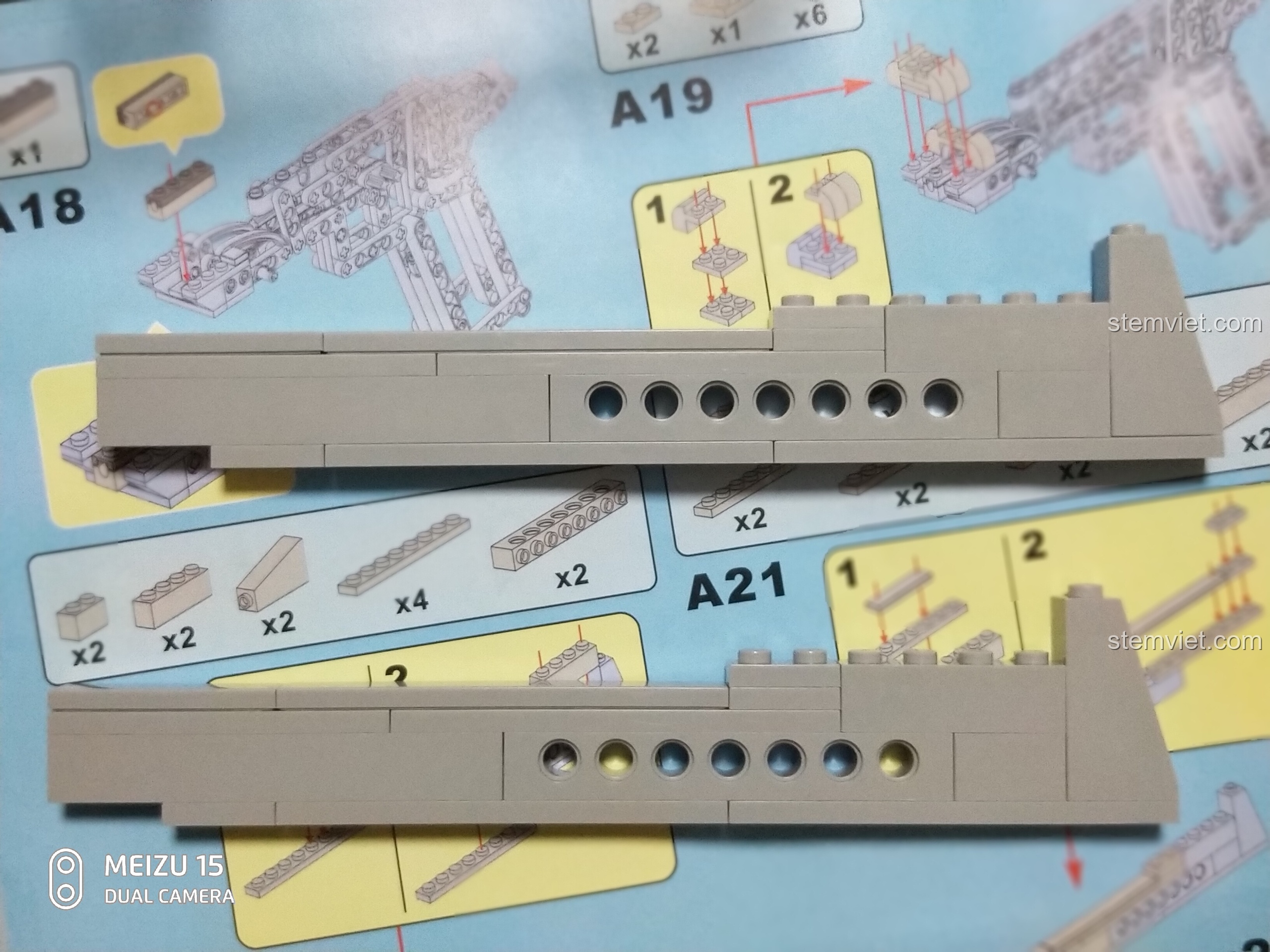 Băng đạn của súng lắp ráp CaDA C81007 đã hoàn thiện, sẵn sàng để lắp vào súng.