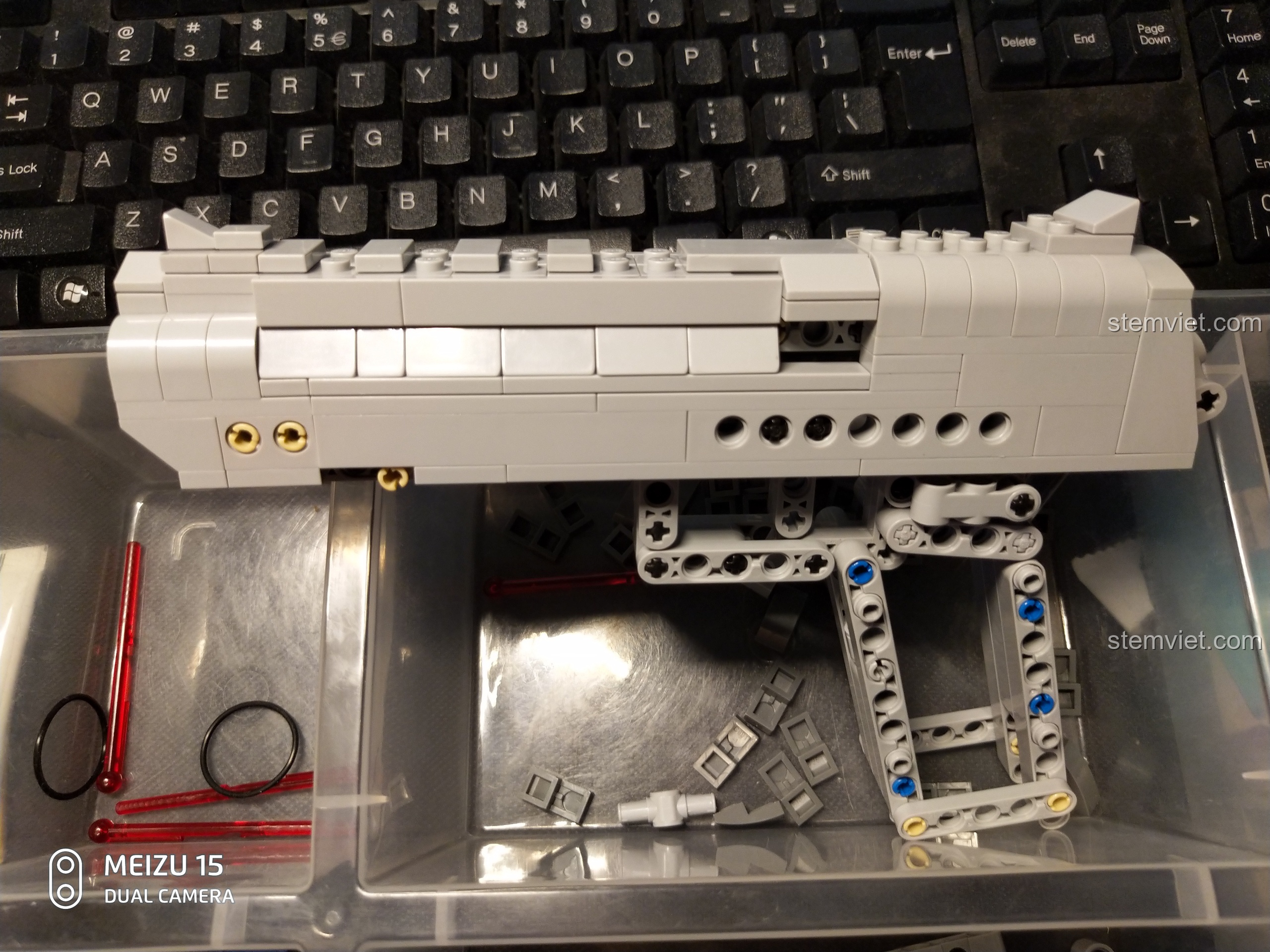 Một phần của súng lắp ráp CaDA C81007 đang được cầm trên tay, cho thấy chi tiết phần báng súng.