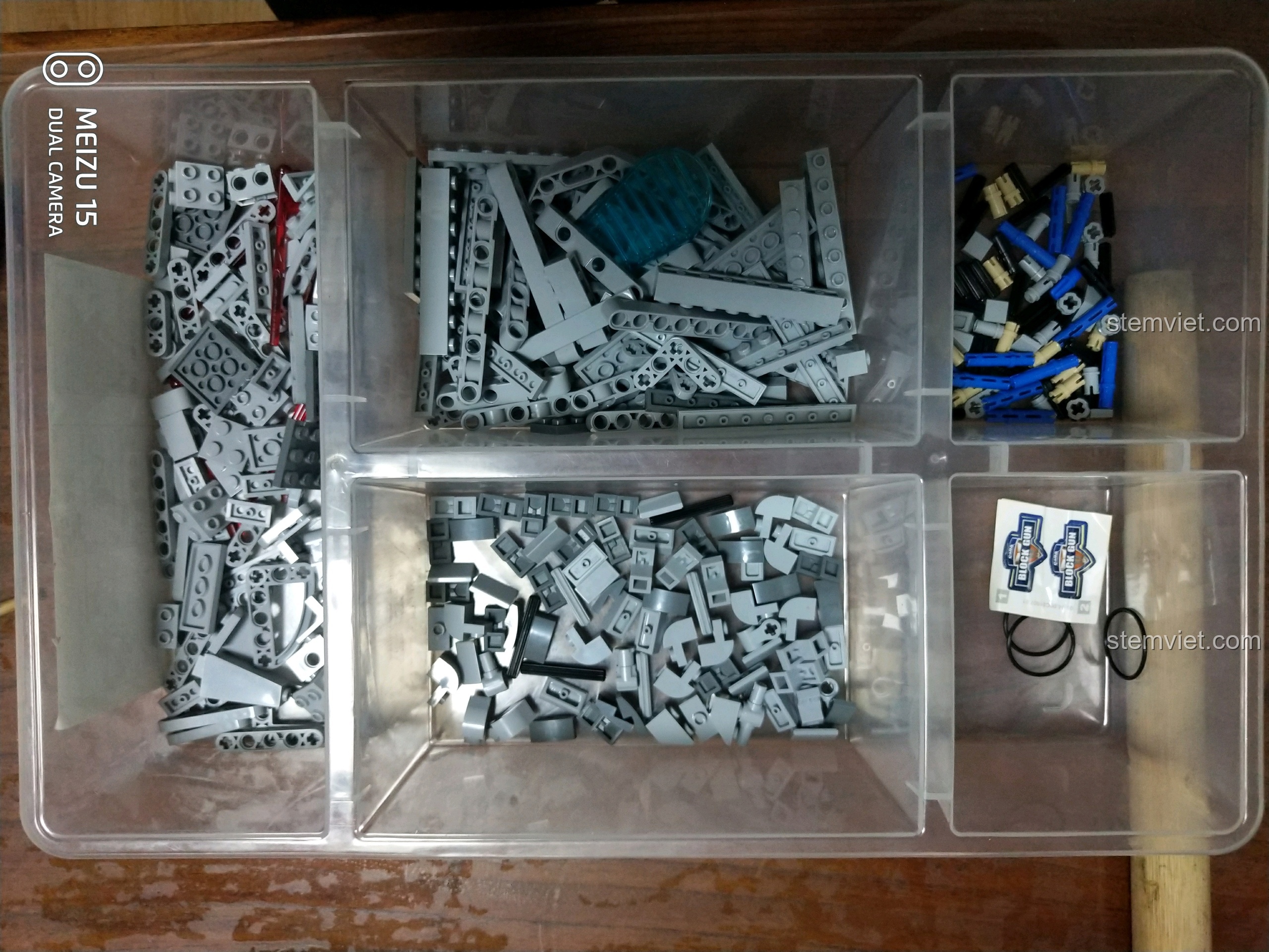 Trang hướng dẫn lắp ráp CaDA C81007 với các bước đầu tiên để tạo khung súng.