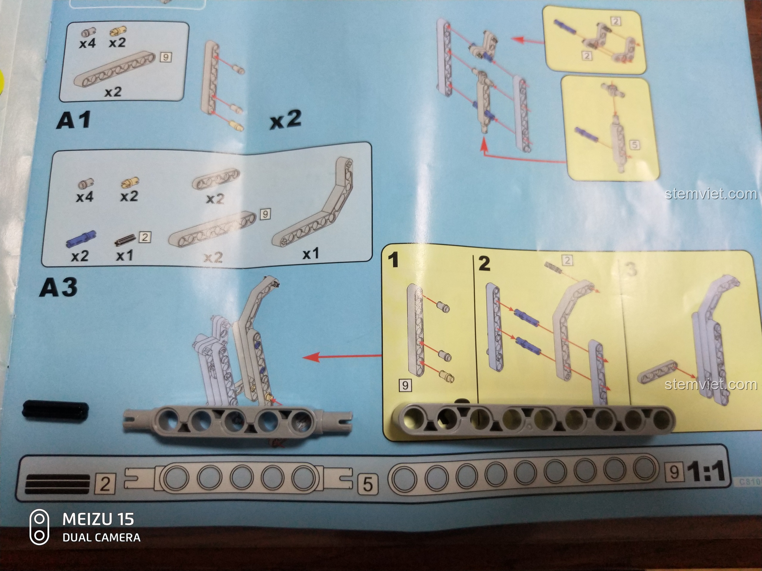 Trang hướng dẫn lắp ráp CaDA C81007 minh họa cách lắp các chi tiết nhỏ và phức tạp.