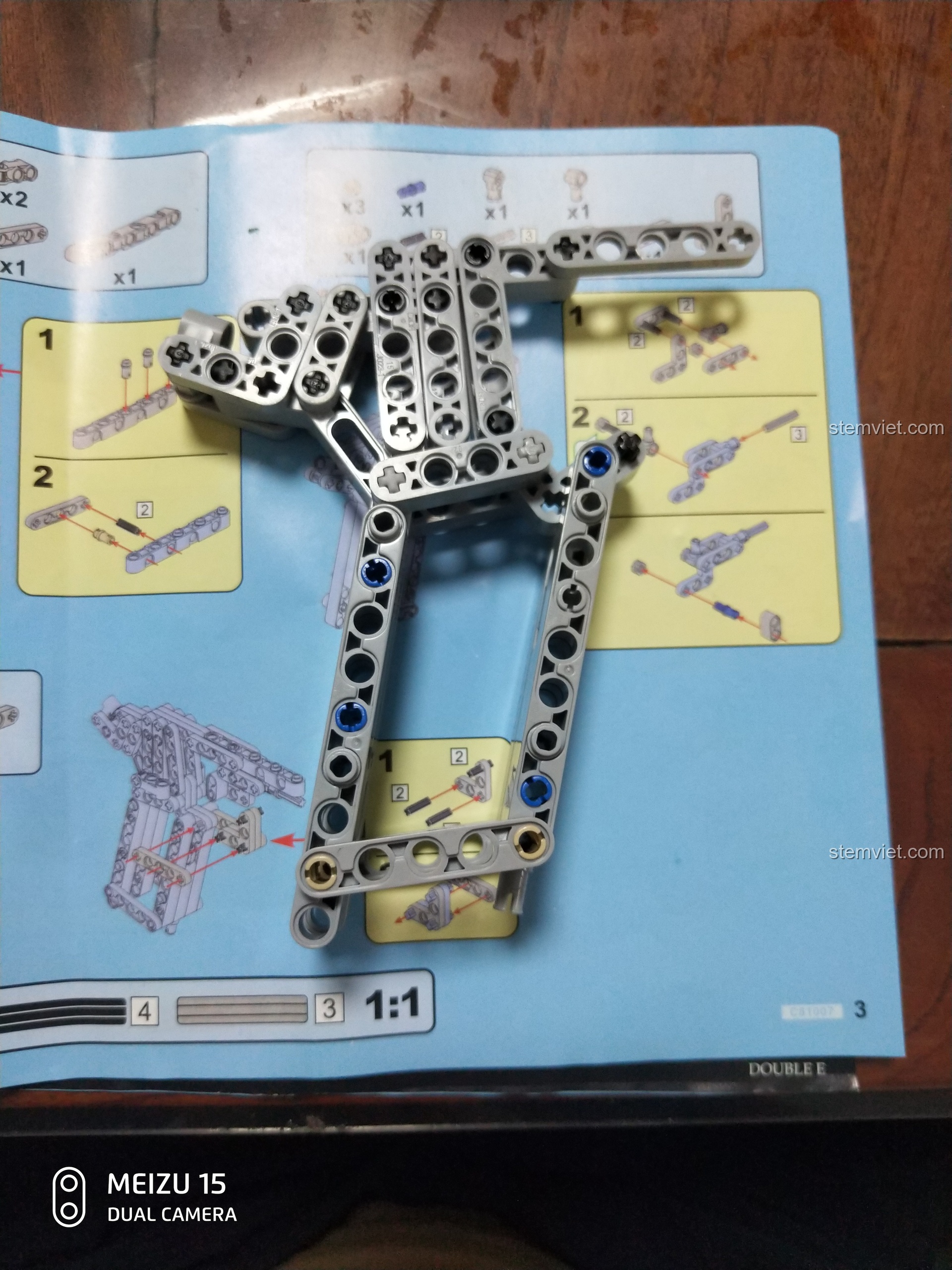 Cận cảnh chi tiết cò súng và búa đập của mô hình súng lắp ráp CaDA C81007.