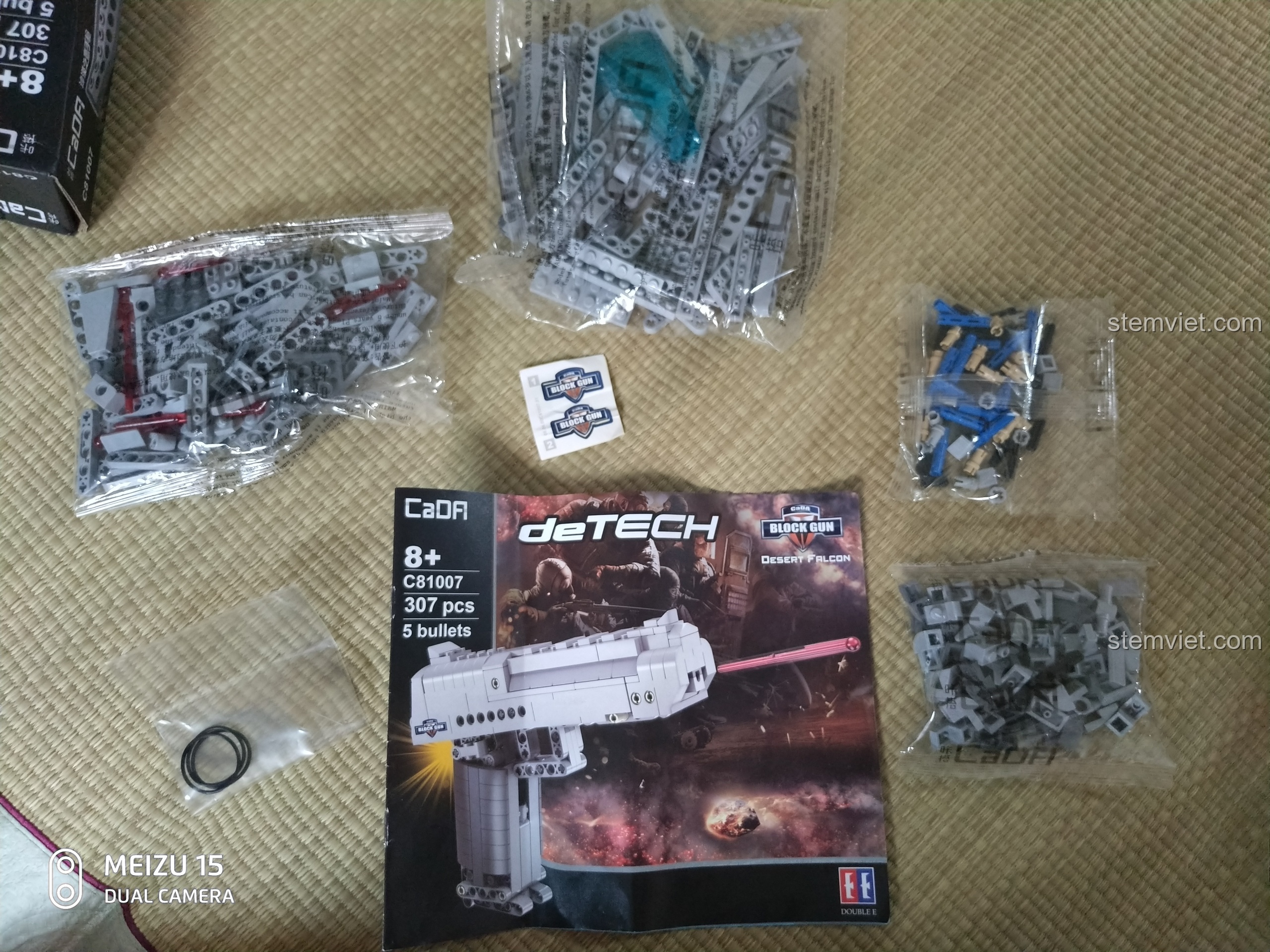 Cận cảnh ba sợi dây chun đi kèm trong bộ đồ chơi lắp ráp CaDA C81007, dùng cho cơ chế bắn đạn.