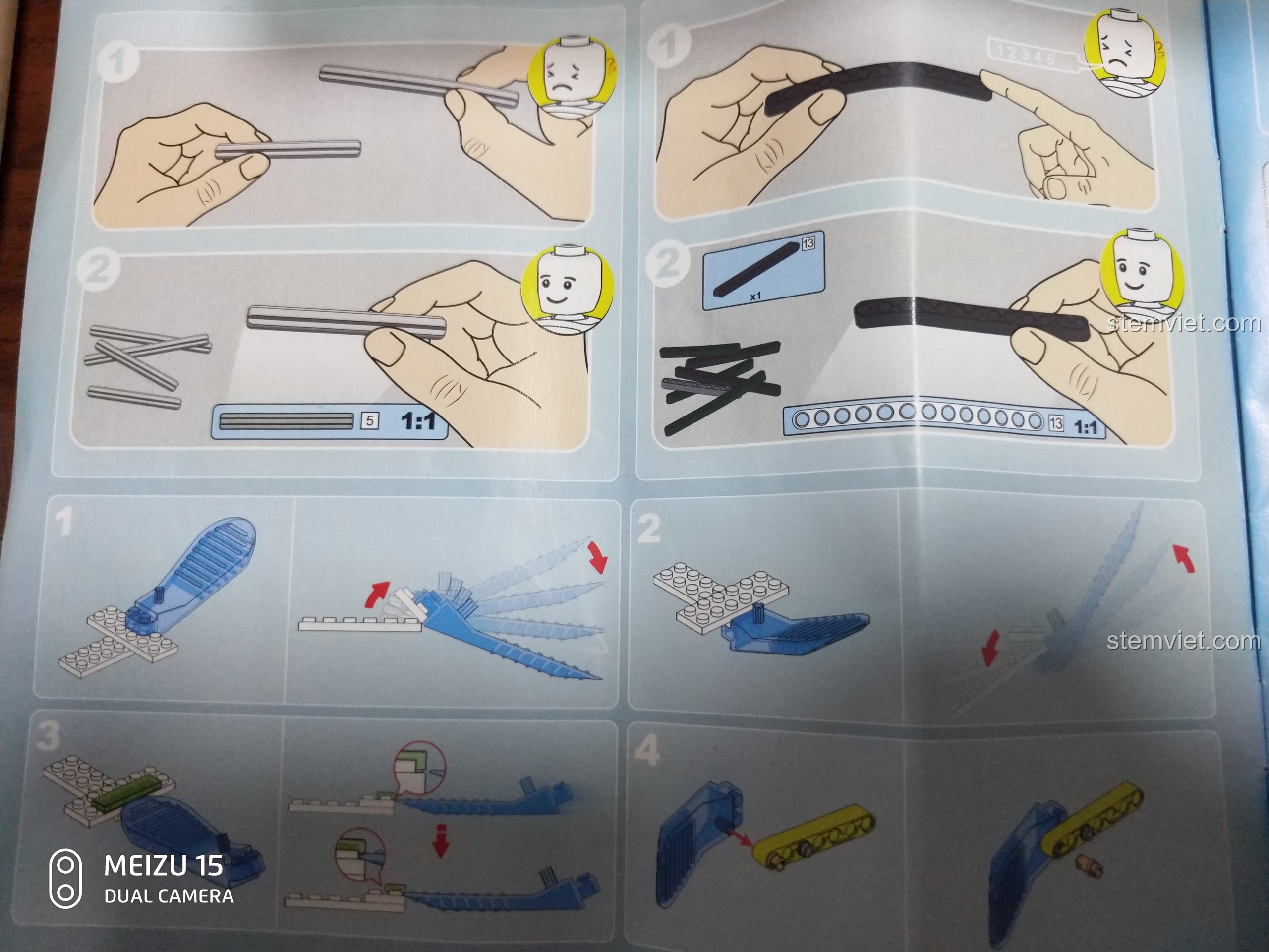 Dụng cụ tháo chi tiết màu xanh trong suốt có logo CaDA, được cầm trên tay.