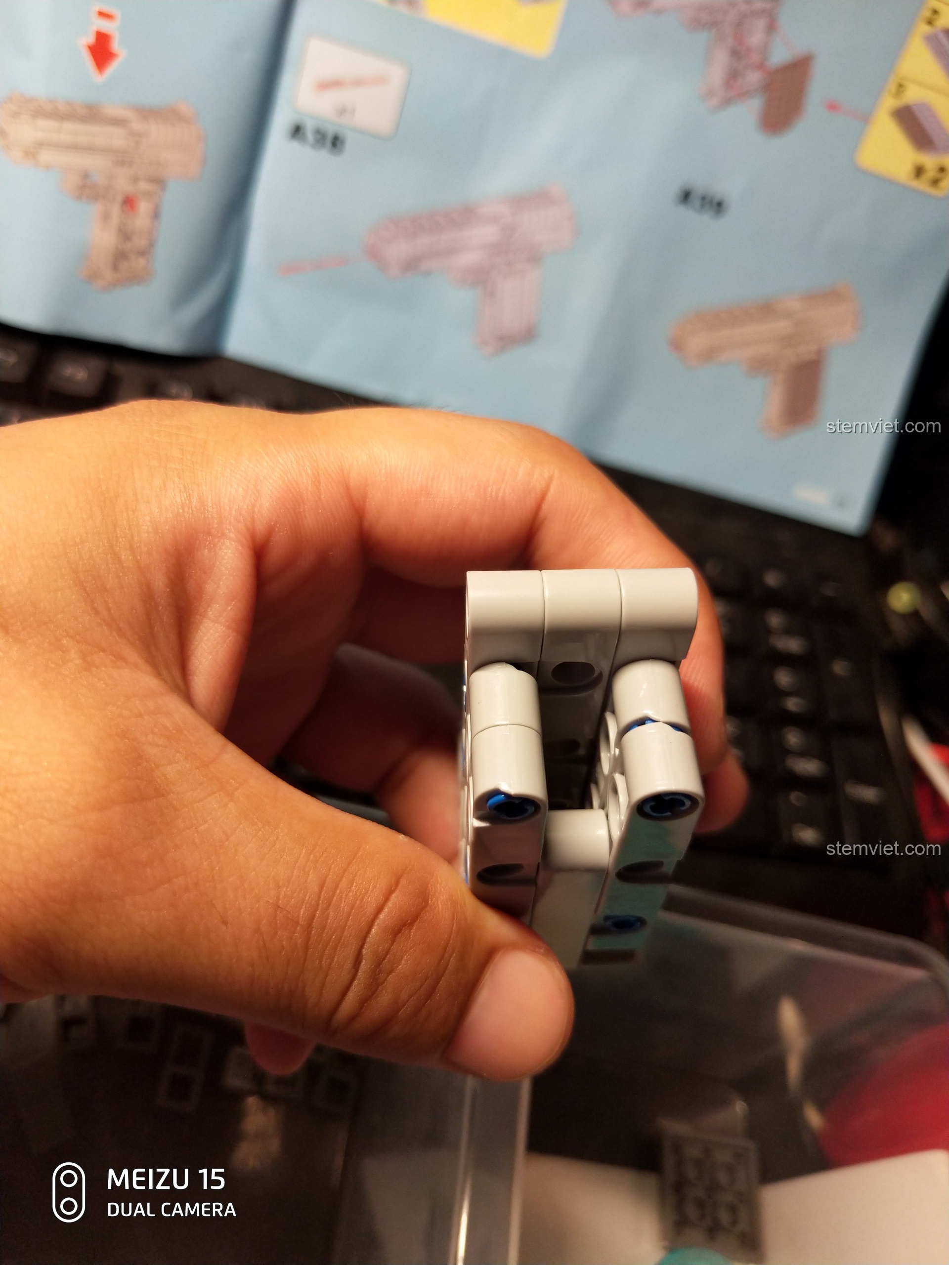 Mô hình súng lắp ráp CaDA C81007 Desert Eagle đã hoàn thiện, được cầm trên tay.