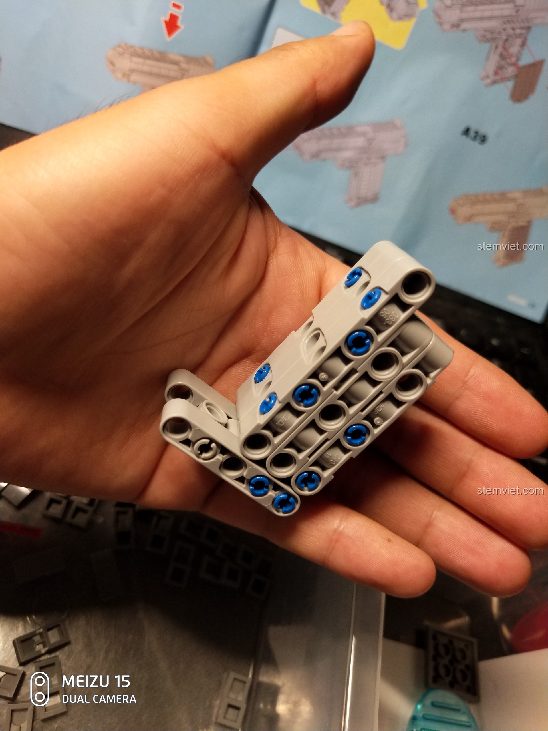 Mô hình súng lắp ráp CaDA C81007 Desert Eagle đã hoàn thiện, nhìn từ góc trên xuống.