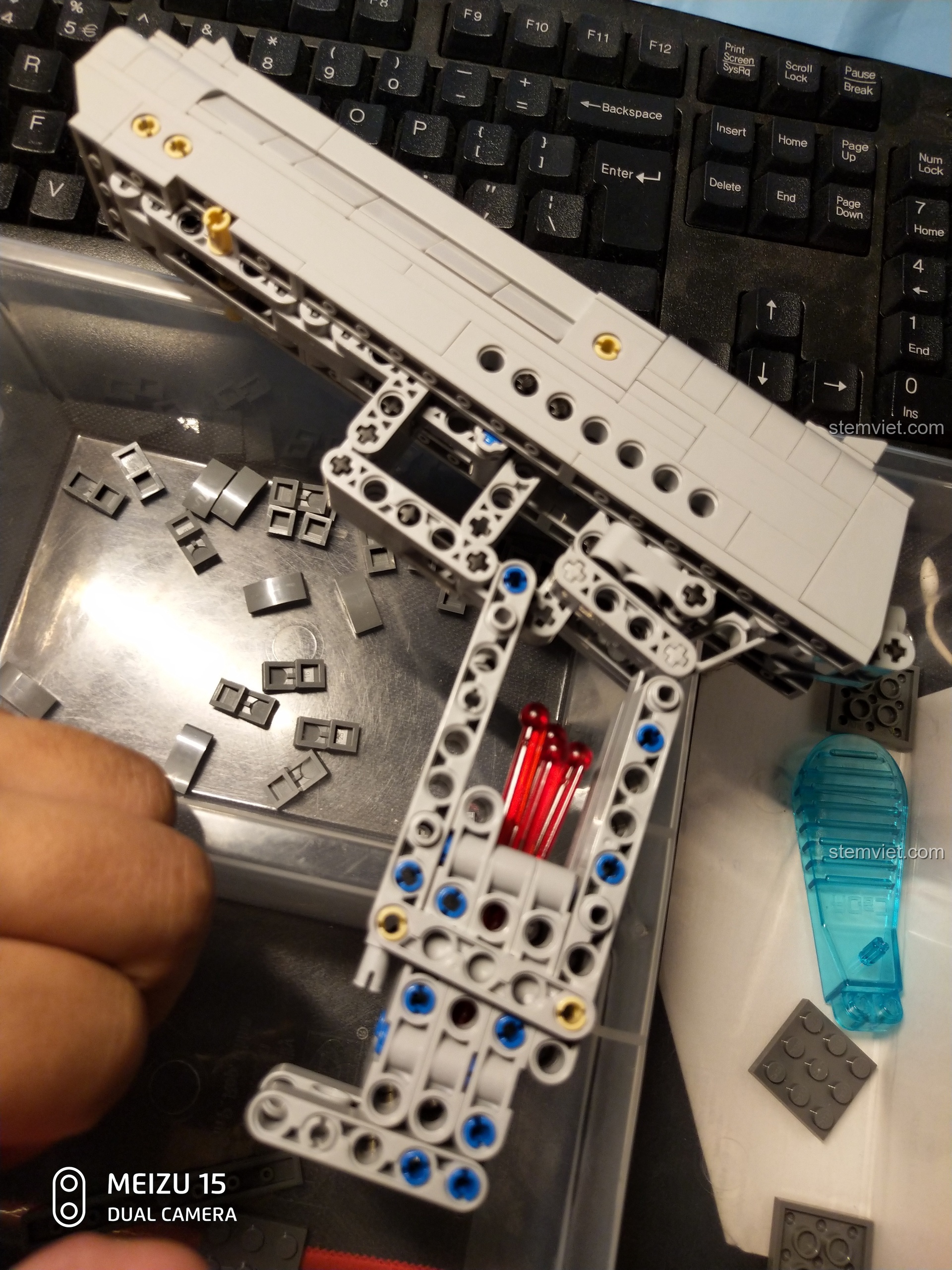 Mô hình súng lắp ráp CaDA C81007 Desert Eagle đã hoàn thiện, đặt trên bàn phím máy tính.