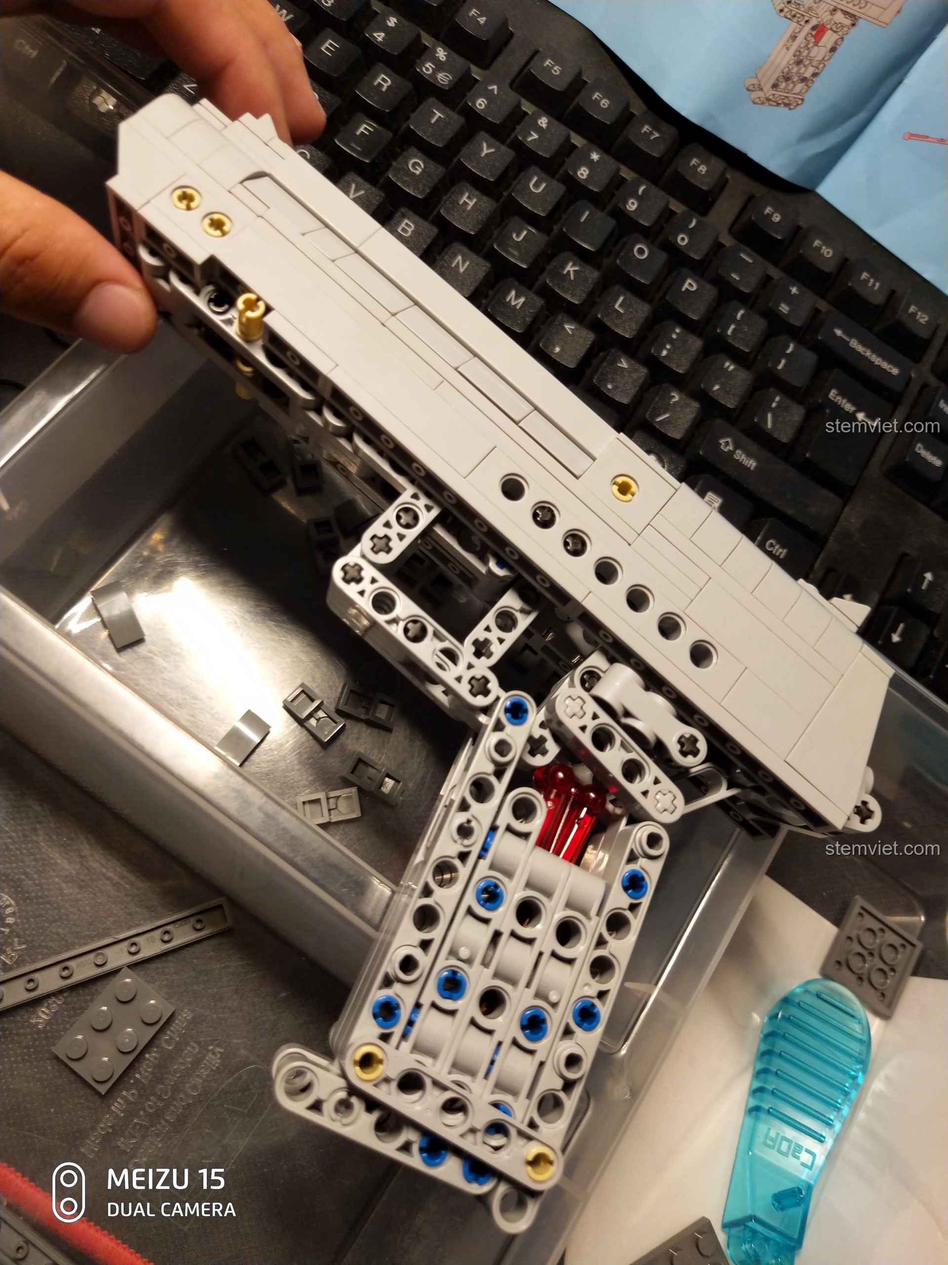 Mô hình súng lắp ráp CaDA C81007 Desert Eagle đã hoàn thiện với băng đạn được nạp vào.