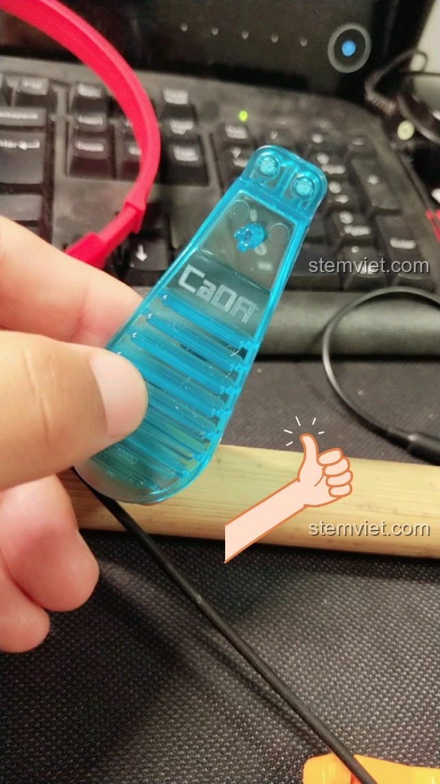 Khung súng lắp ráp CaDA C81007 đang được xây dựng, với các chi tiết Technic tạo thành cơ chế cò súng.