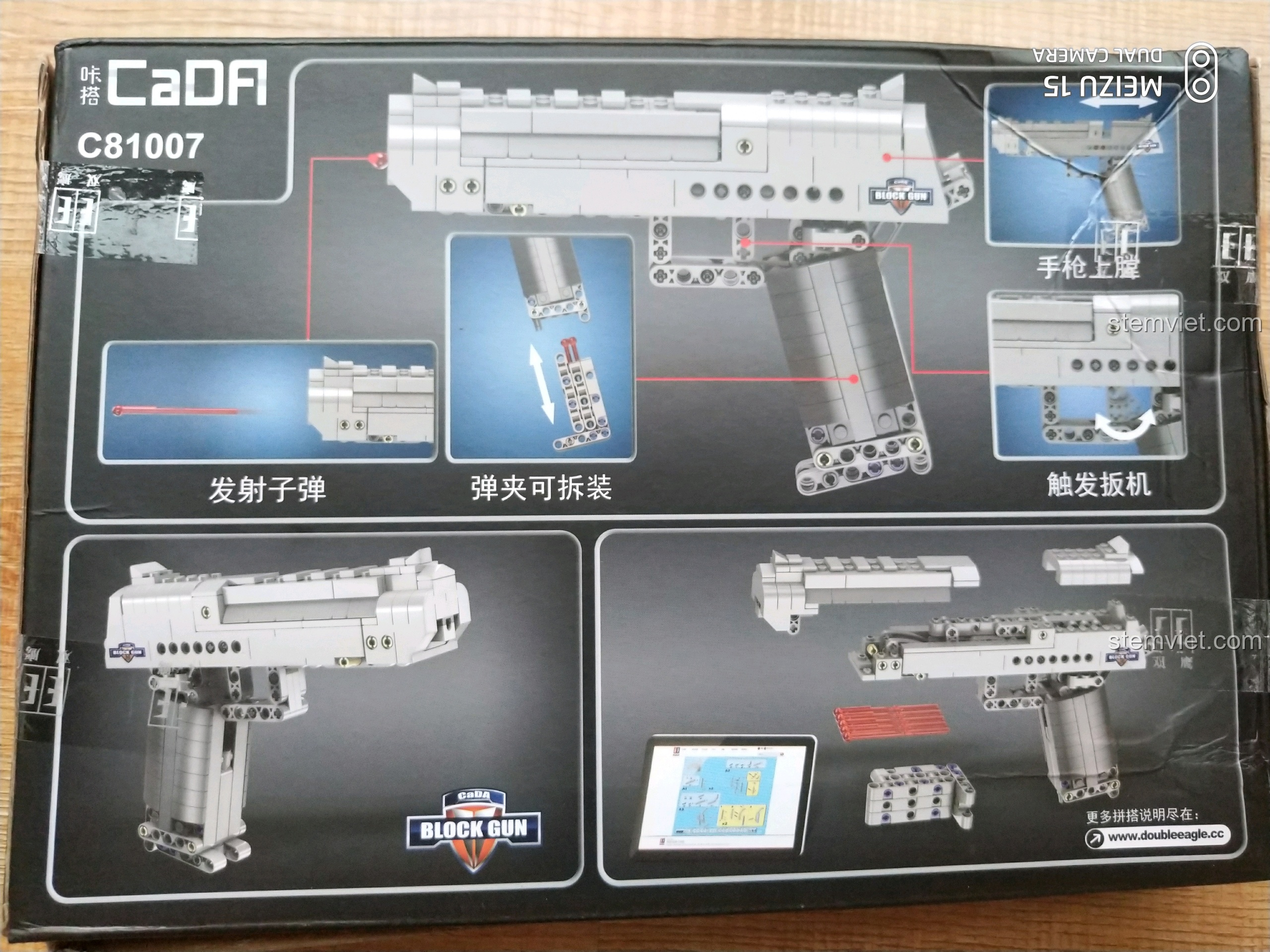 Mặt sau hộp đồ chơi lắp ráp CaDA C81007 Súng Lục Desert Eagle, minh họa các tính năng có thể chuyển động.