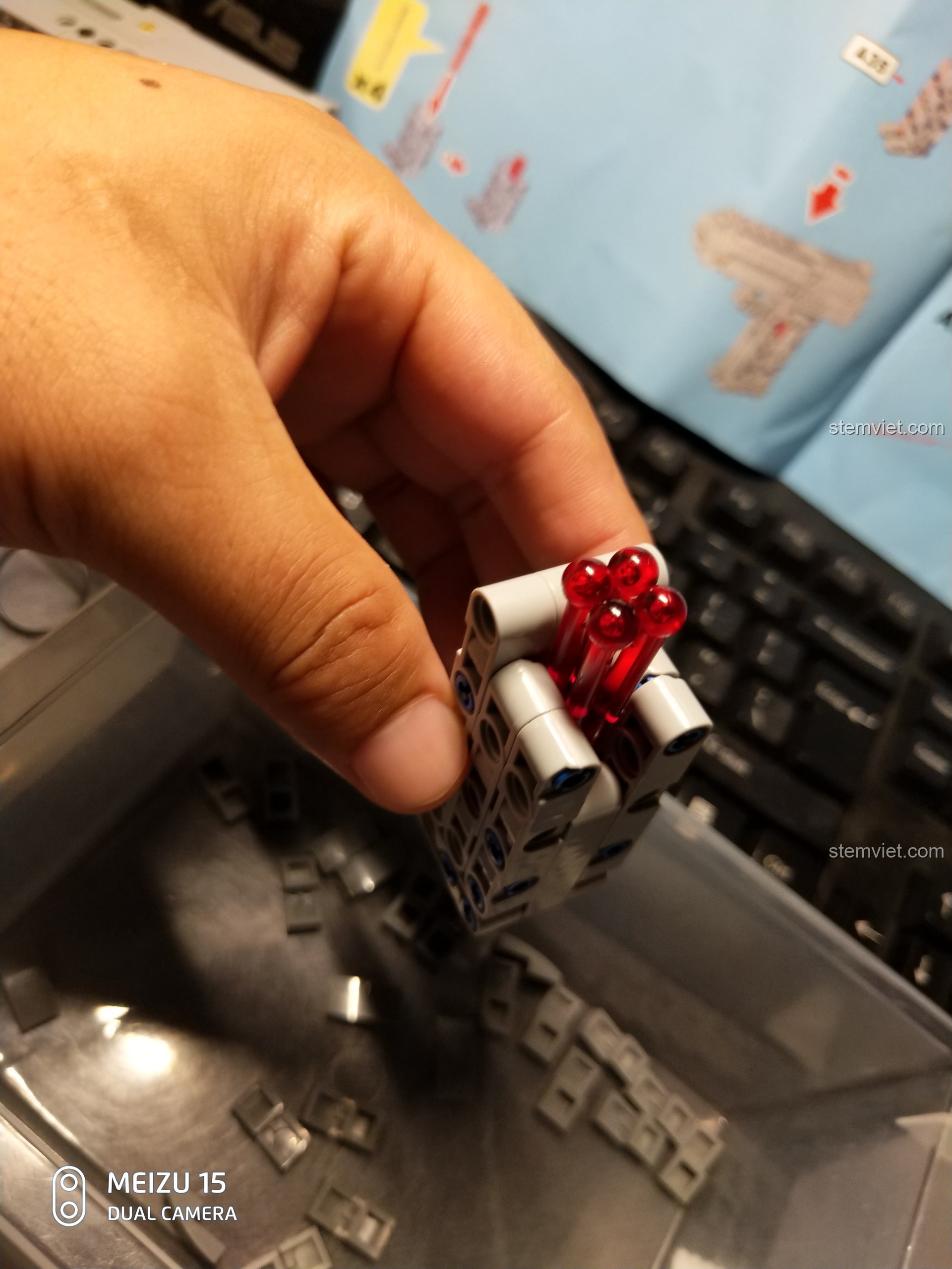 Băng đạn đang được nạp vào súng lắp ráp CaDA C81007, cho thấy sự khớp nối hoàn hảo.