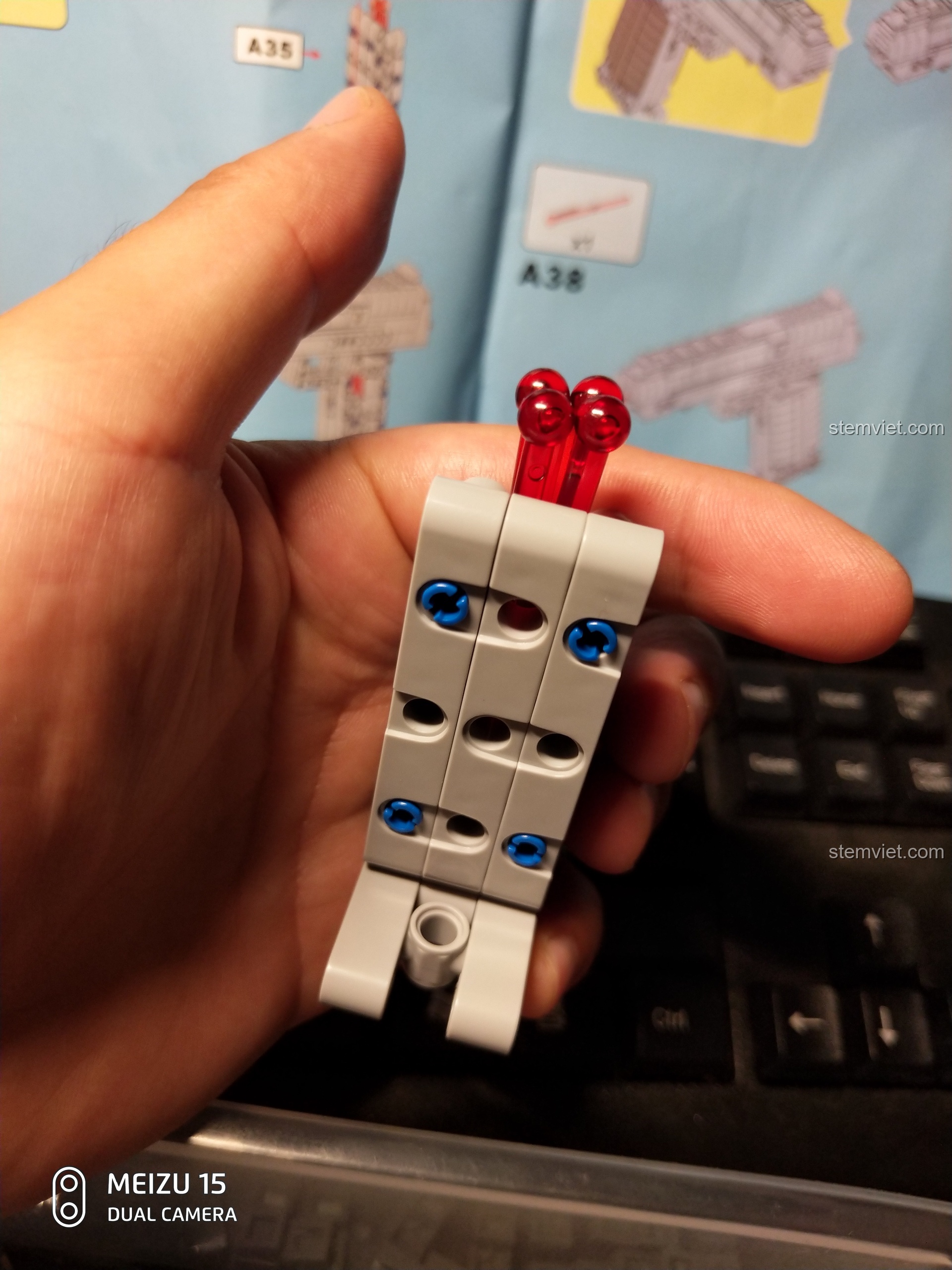 Băng đạn đã được nạp hoàn toàn vào súng lắp ráp CaDA C81007, cho thấy sự vừa vặn.