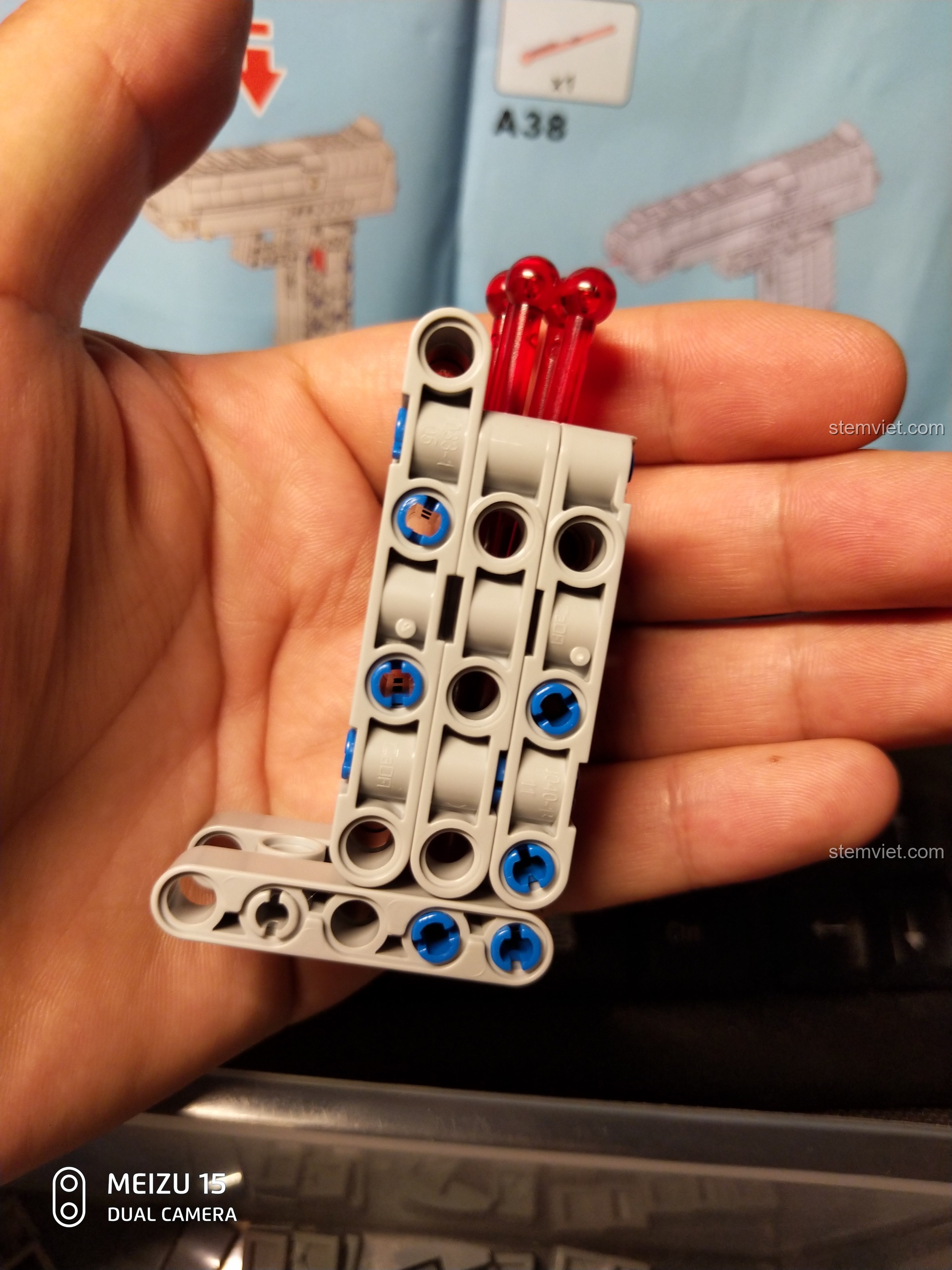 Cận cảnh băng đạn đã nạp vào súng lắp ráp CaDA C81007, nhìn từ góc dưới lên.