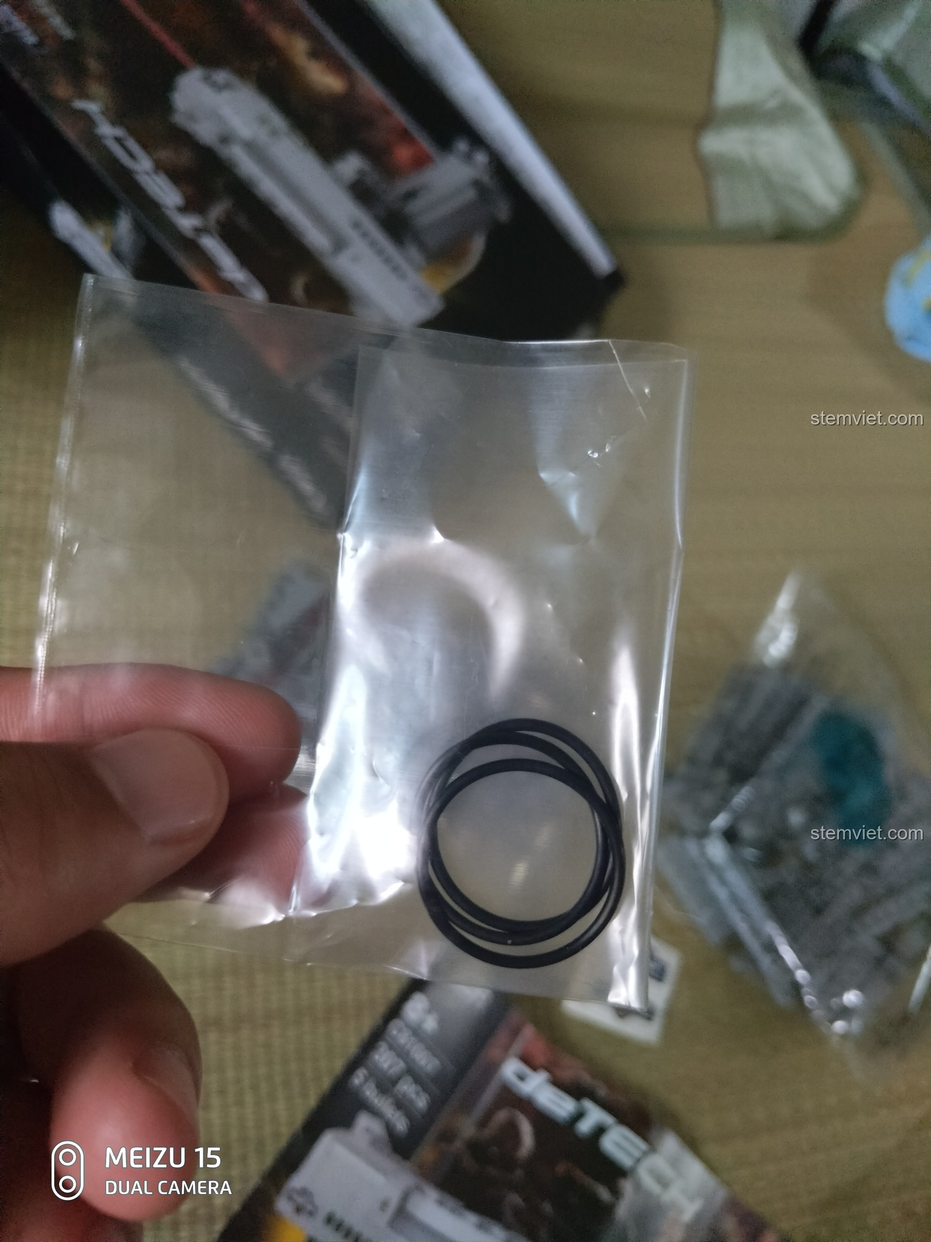 Các chi tiết của bộ đồ chơi lắp ráp CaDA C81007 được sắp xếp gọn gàng trong một khay chia ngăn.