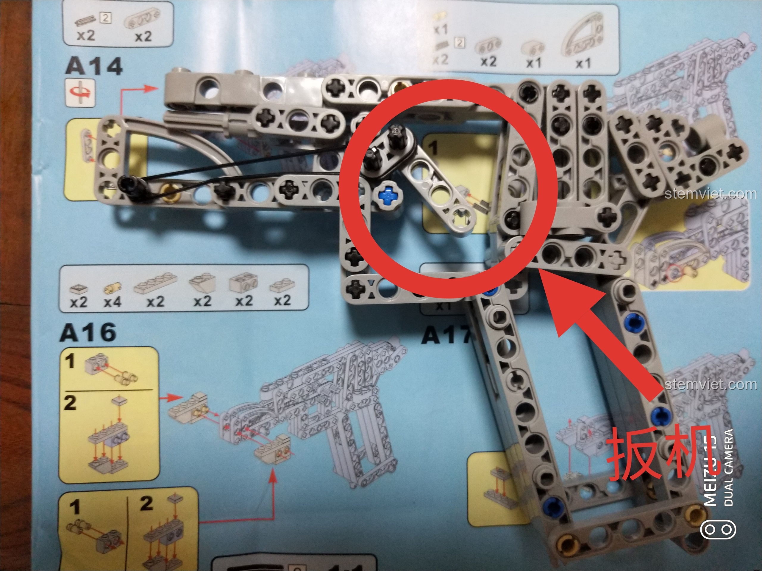 Phần thân trên của súng lắp ráp CaDA C81007 đang được lắp ráp, đặt trên khay chi tiết.