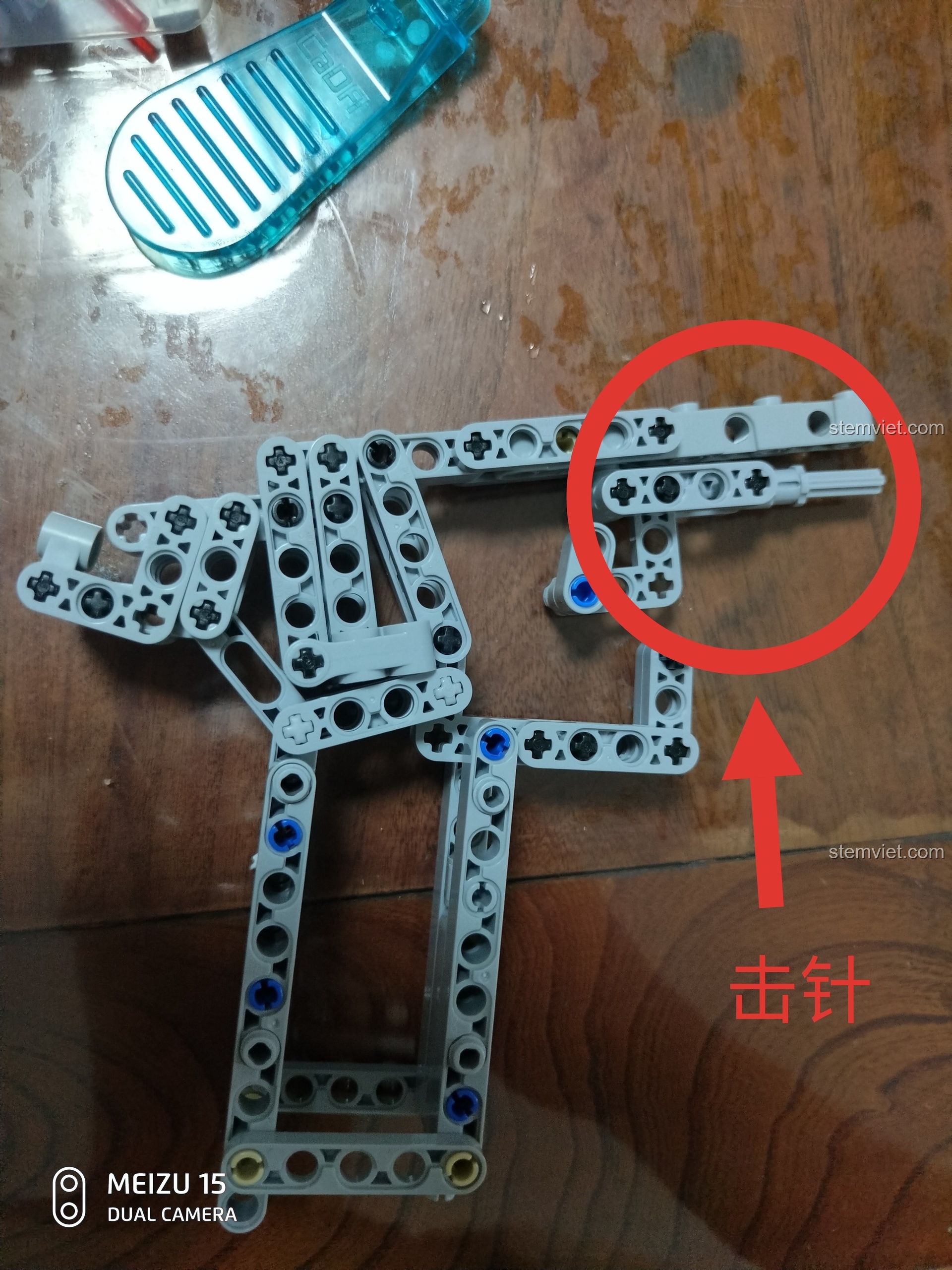 Phần thân trên của súng CaDA C81007 được lắp thêm các chi tiết gạch thường để hoàn thiện bề mặt.