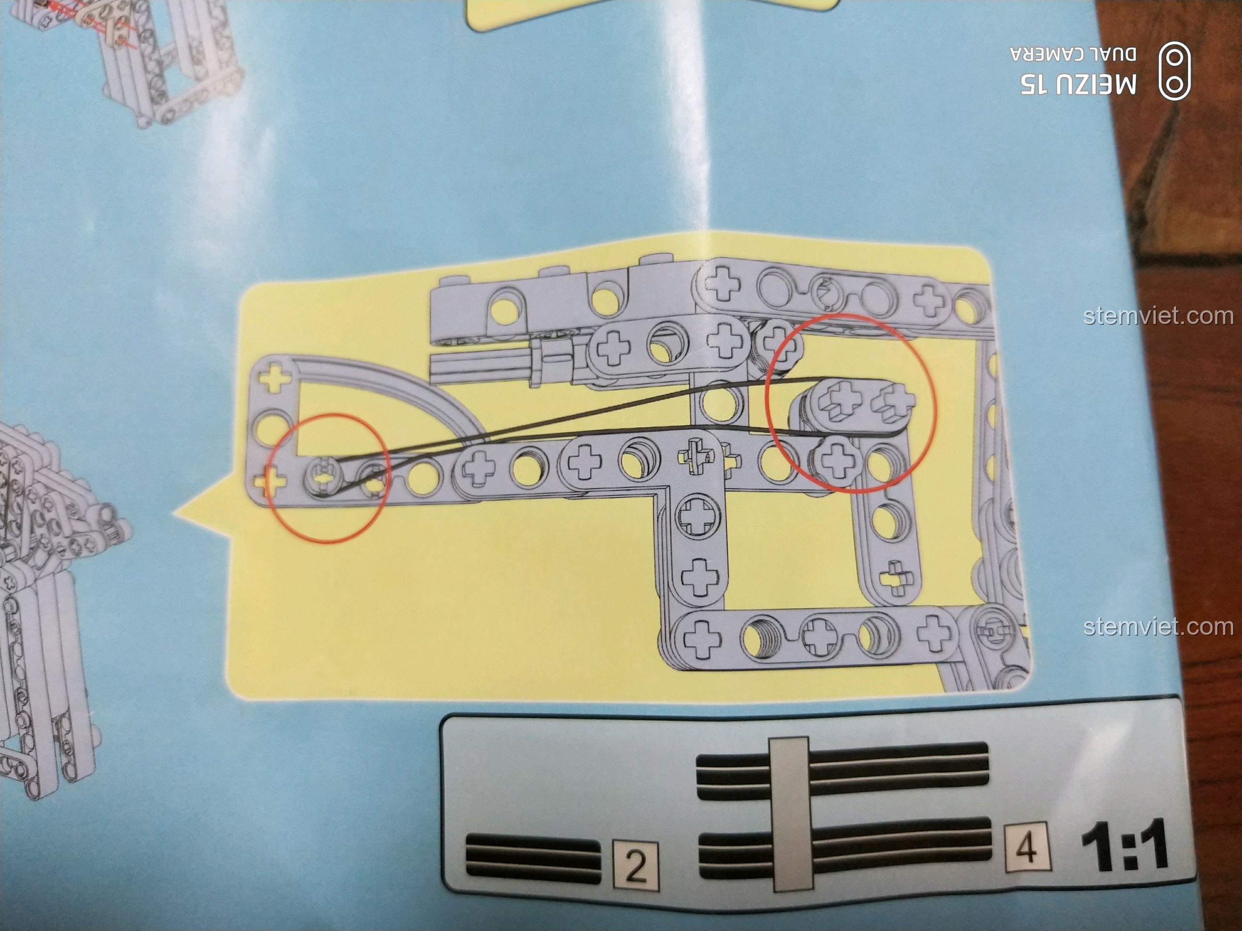 Cận cảnh mặt trên của súng lắp ráp CaDA C81007 với các chi tiết gạch nhỏ được lắp ráp.