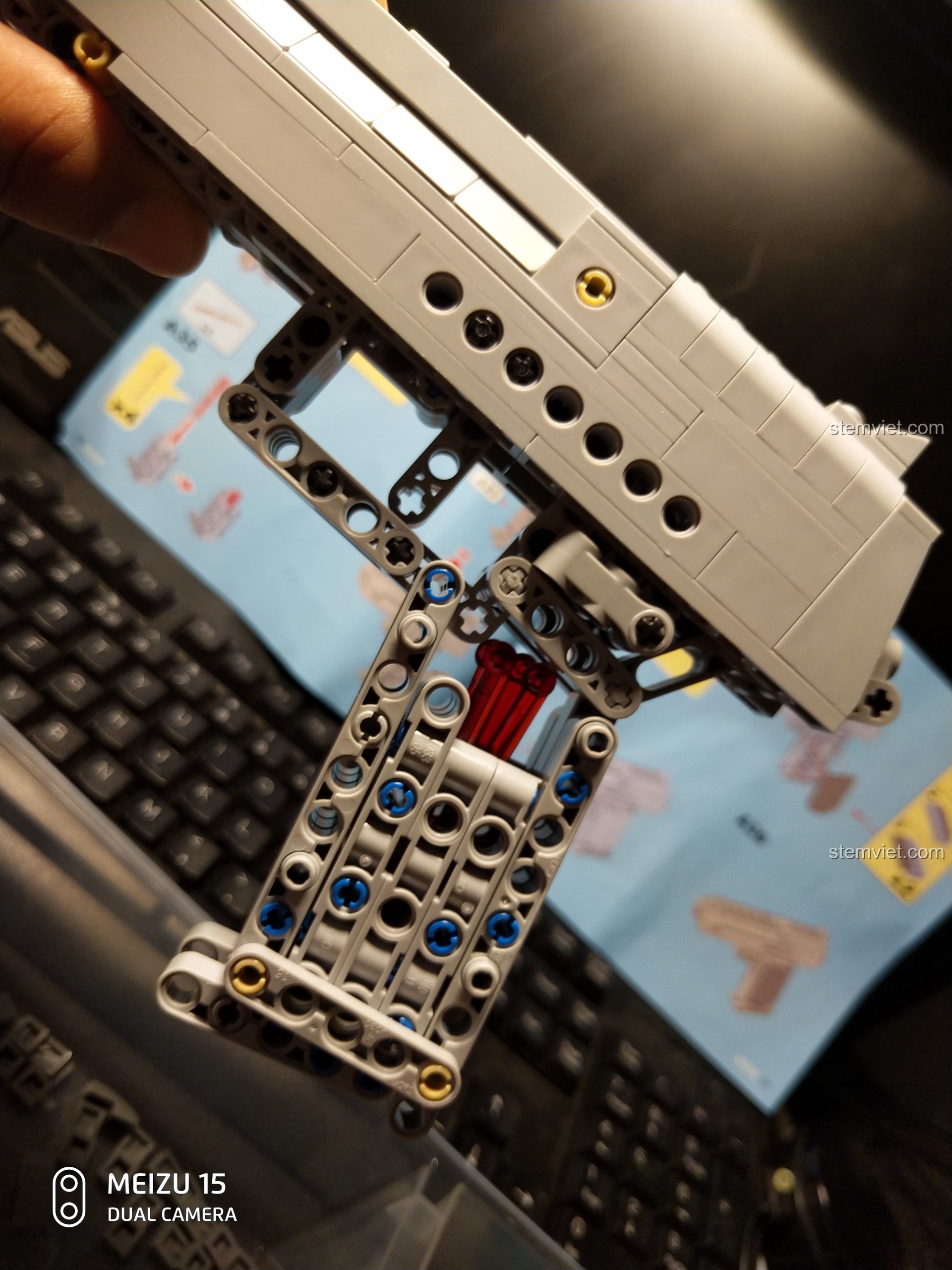 Hình ảnh minh họa tính năng bắn đạn của súng lắp ráp CaDA C81007 Desert Eagle với mục tiêu.