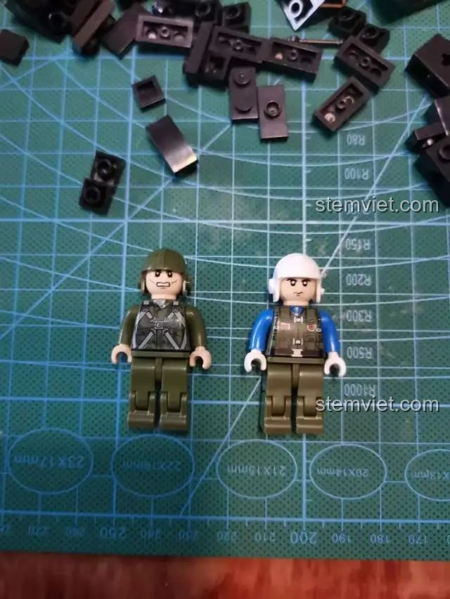 Hai minifigure phi công đã lắp ráp xong của bộ CAYI J-31 Gyrfalcon