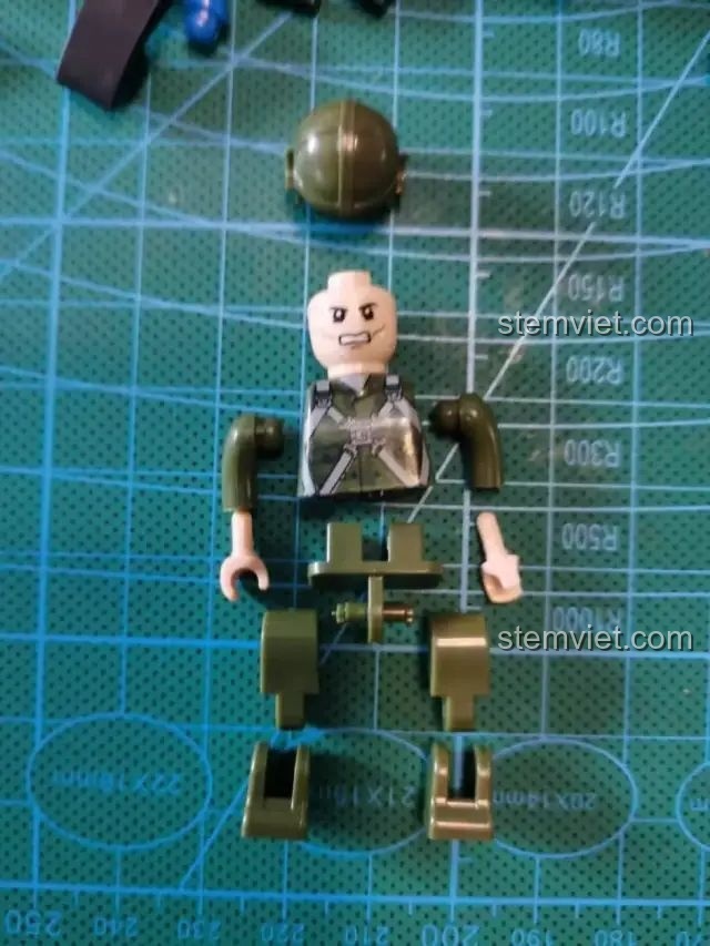 Các bộ phận của minifigure phi công trong bộ lắp ráp CAYI J-31 Gyrfalcon