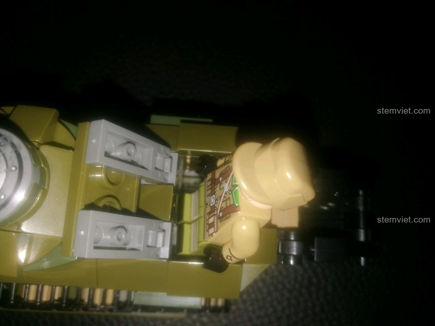 Review chi tiết SEMBO 101269 cho thấy minifigure phải đặt nghiêng để vừa vào khoang lái hẹp.