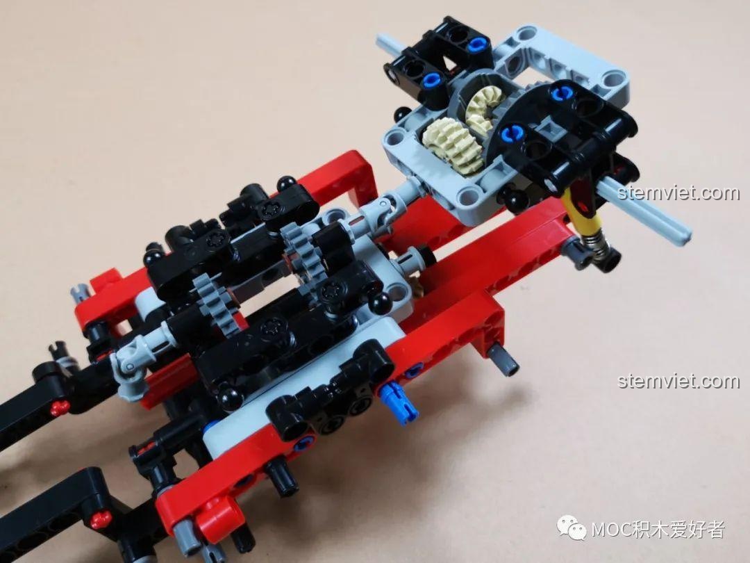 Review COGO 15800B Xe Jeep Địa Hình Bạo Lực Tổng Giám Đốc: Chi tiết khung gầm xe đỏ với hệ thống truyền động và bánh răng.